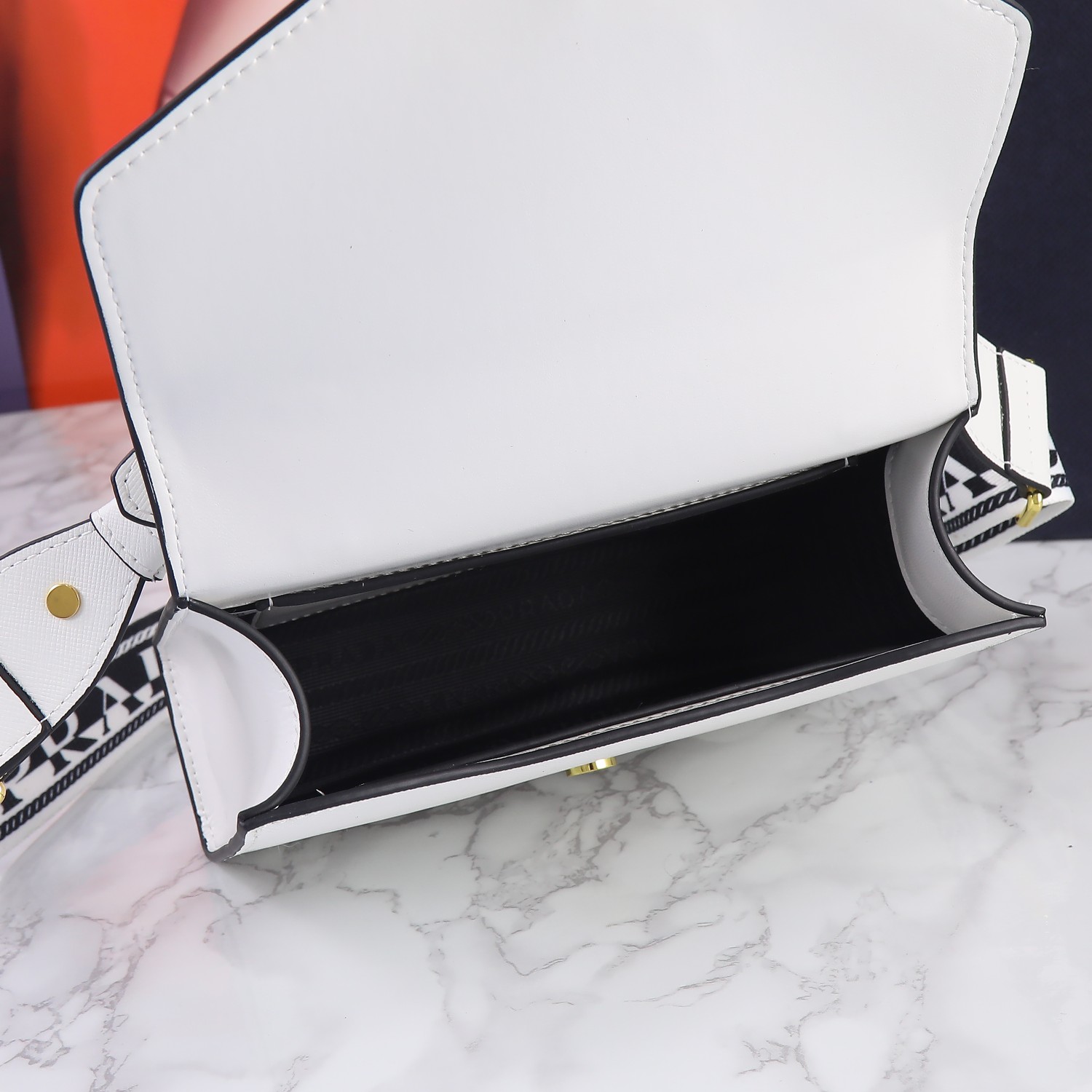 回货🎉斜跨包🎉1BD317🎉🎉
这款Saffiano皮革Monochrome手袋用同色效果的标志性徽标点