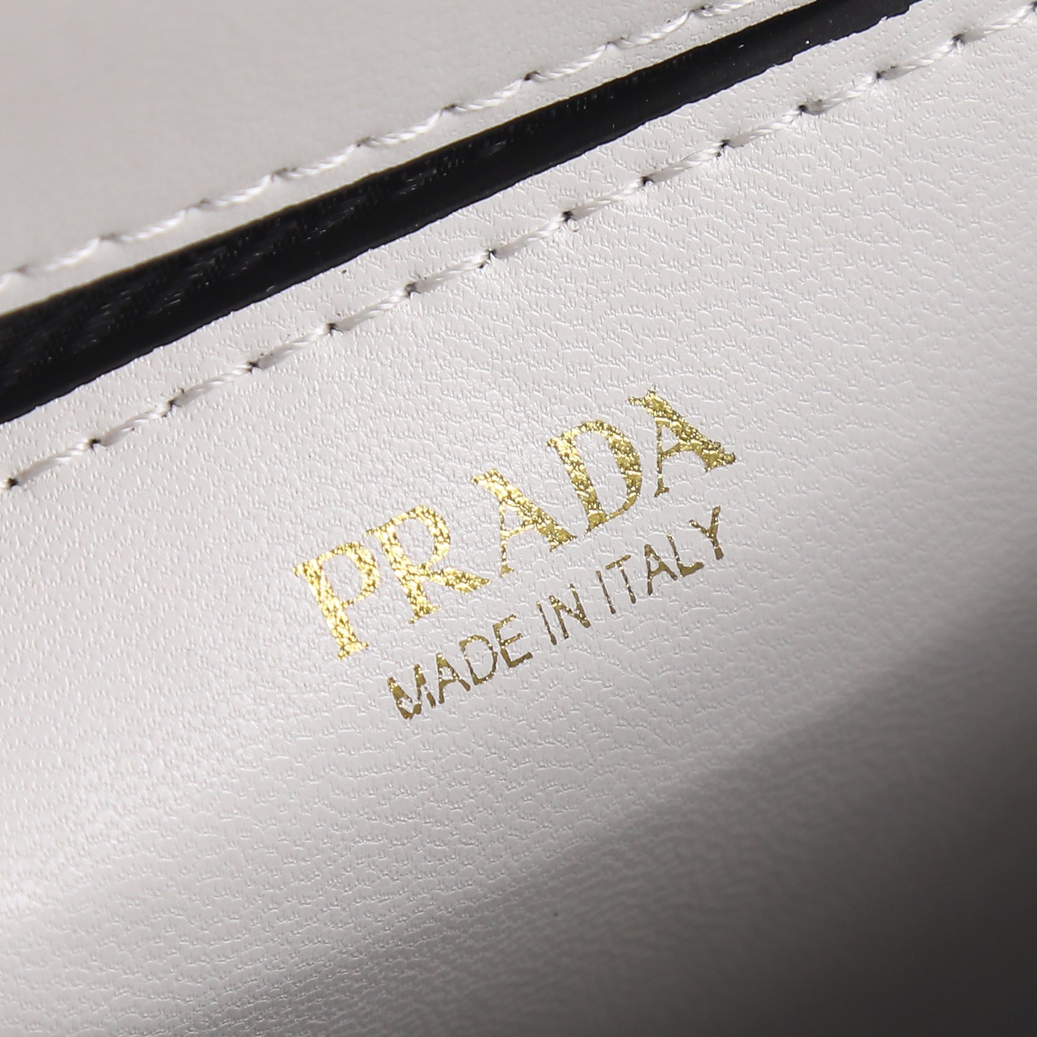 回货🎉斜跨包🎉1BD317🎉🎉
这款Saffiano皮革Monochrome手袋用同色效果的标志性徽标点