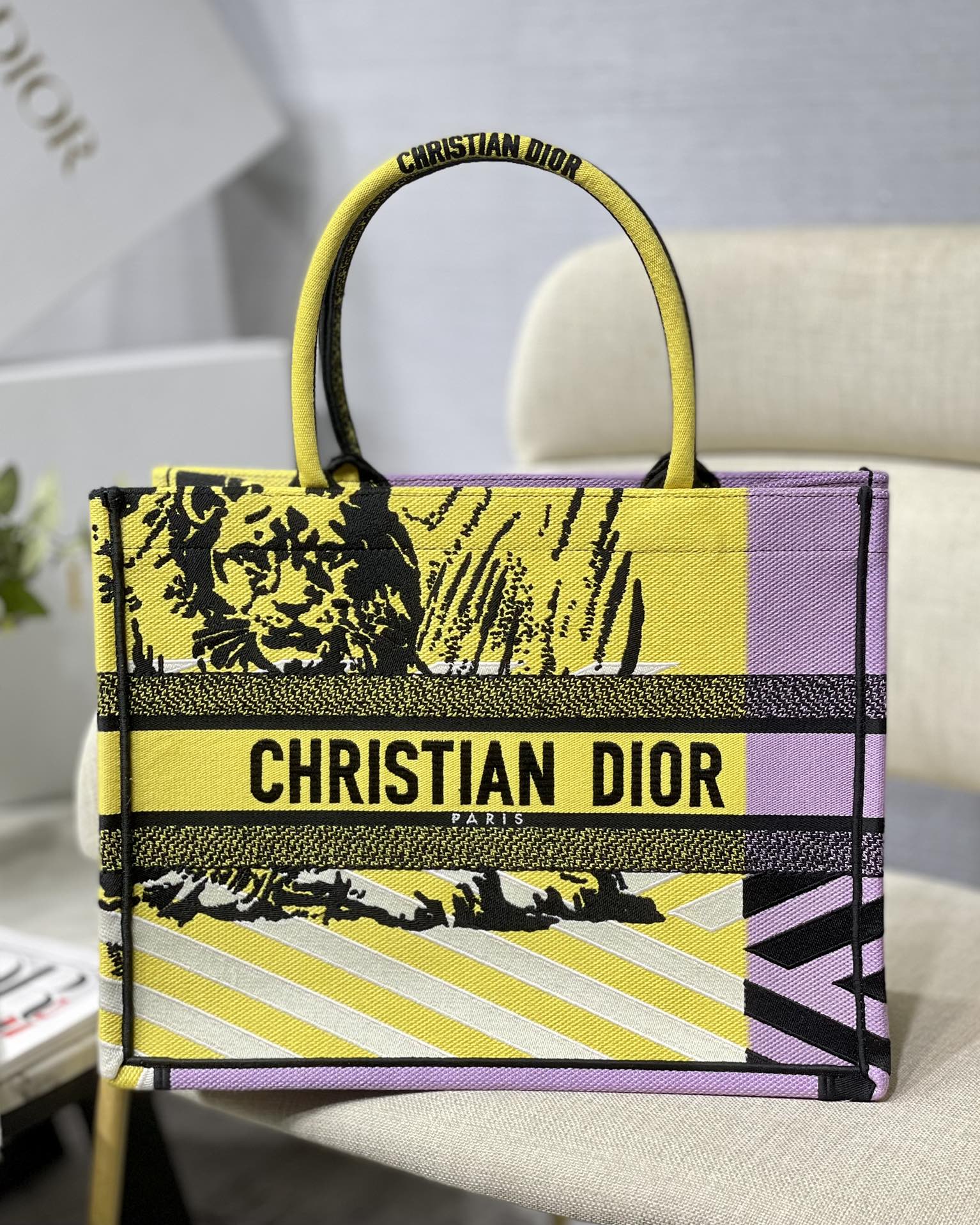 DIOR Book Tote сумка-тоут среднего размера из коллекции с цветными животными