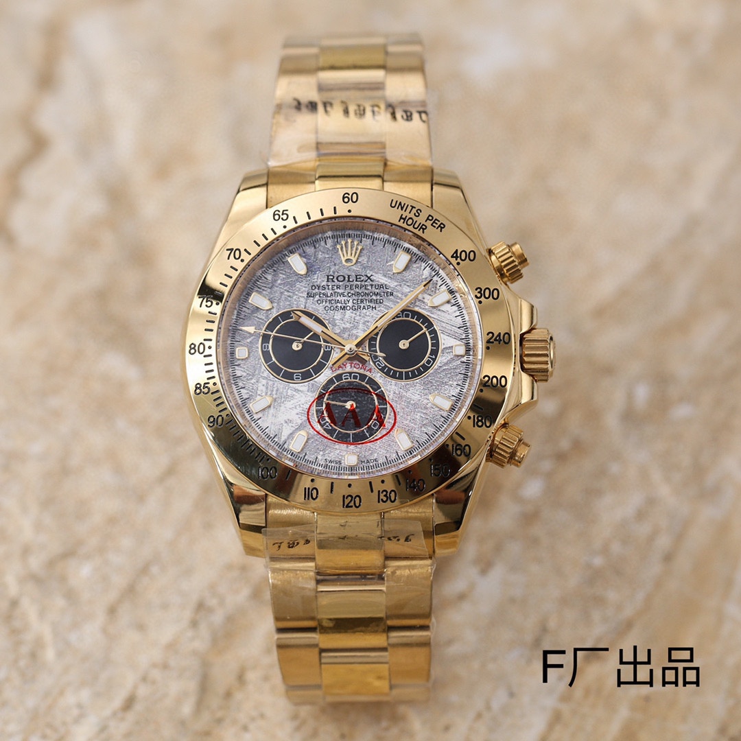 “名典金”来袭 表盘设计 别具一格 店家主推 ：欧版“迪通拿”F厂V3 版本改良与V2的所有细节不足 另：量备货 放心选购  经典版全面到货 一直给同级别作为“吊打”对象却从未被超越 以过硬的品质 应对各种挑战 迎回头客  劳力士 Rolex 宇宙计型 迪通拿系列 机芯采用订制的三眼放大版的全自动机械机芯使三个功能盘的距离和正品一致 表壳43mmX13mm“欧陆”版本，深黑色陶质实心外圈连计速刻度采用真陶瓷工艺 刮不花 永不退色 质感和正品一致 表盘功能盘字体和盘面logo采用叠加印刷工艺，从侧面观察会有微微隆起之感。盘面的底色纹路经过无数次过滤改正，确保百分百吻合与原装。其上的 劳力士 Rolex 金属LOGO单独开模，无论是立体感还是圆润度均可PK原装 易读Chroma light夜光显示 配长效夜光物质 表镜平形蓝宝石水晶玻璃 抗刮损，效果绝不重影，吻合正品。六字位劳力仕特有的防伪标志 小皇冠 表扣采用进口316钢 1:1散件打磨而成 拉沙内侧 腐蚀 劳力士 Rolex 钢印 外置正品一模一样的 表扣保险环 F厂出品 完美在每一个