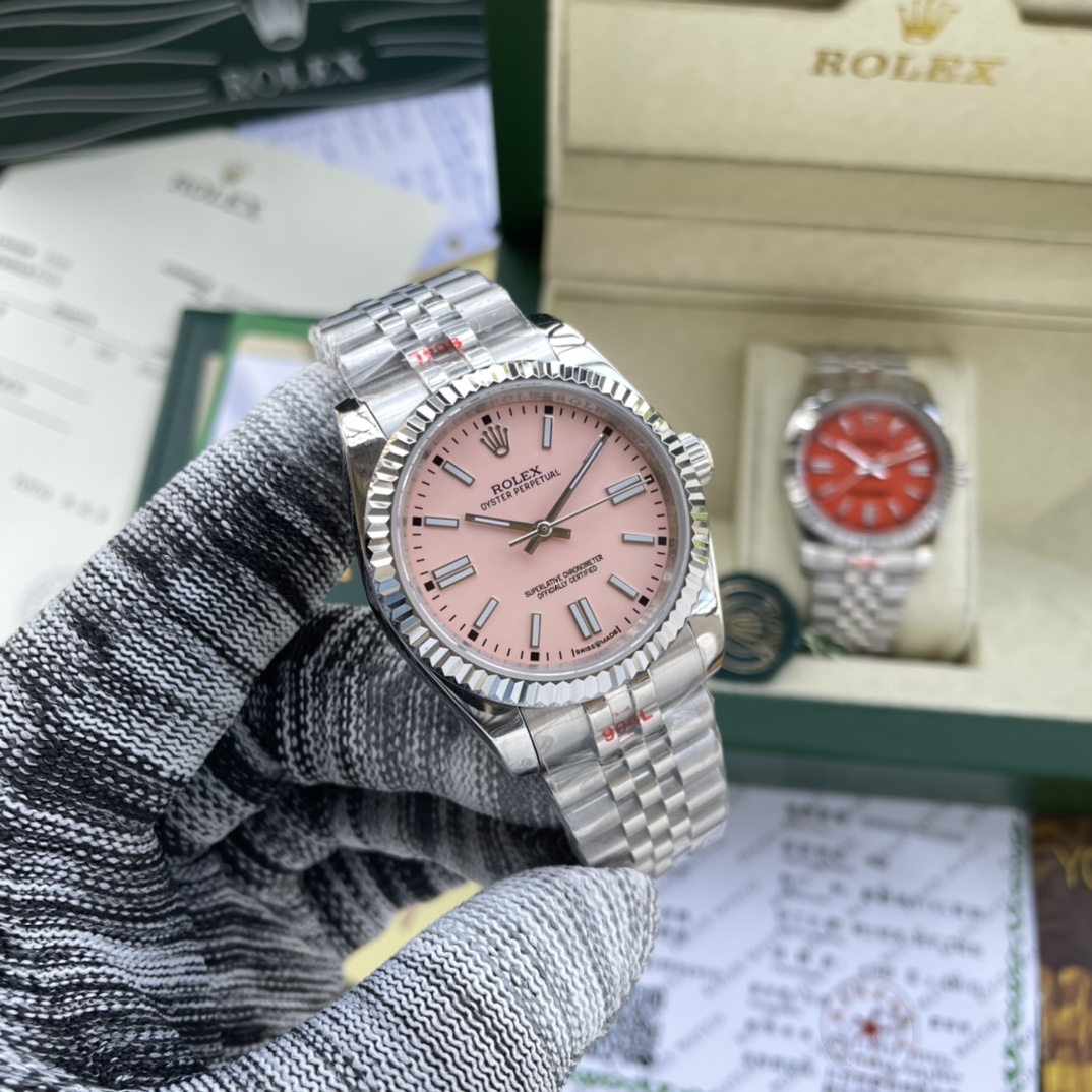 NO:764448,The new Rolex/Oyster model is here!  Each one is so beautiful and charming, no longer as old-fashioned as imagined. The dial has specially added 'parallel bar' numerical display at 3 o'clock, 6 o'clock and 9 o'clock. The imported Citizen ( ) original machine, (equipped with sapphire glass) size 36mm style is more eye-catching in the color of the dial!  The unique and dynamic color matching makes the new Oyster Perpetual more fashionable and youthful, making it lively!  Rolex Calabash Oyster series, please choose your favorite color!  ,,rolex19860909钻 劳力士 / 蚝动新款来啦！每一只都那么漂亮迷人,再也不是想象中的老气做派.表盘3点、6点和9点特别加入了“双杠”数值显示,进口西铁城( )原装机、(配置蓝宝石玻璃)尺寸36mm款式在表盘颜色更能抓人眼球！独具活力的配色让新蚝式恒动更有时尚年轻的气息,变得生动十足！劳力士葫芦娃蚝动系列,请选出你最爱的颜色！,,rolex,Watch