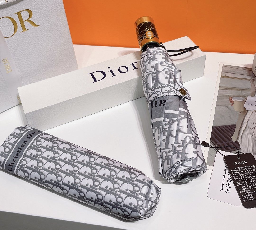 Dior迪奥独家爆款最新火爆单品简单方便展现档次与品位新涂层技术伞布带来令人惊喜的遮光效果让防晒及隔热性