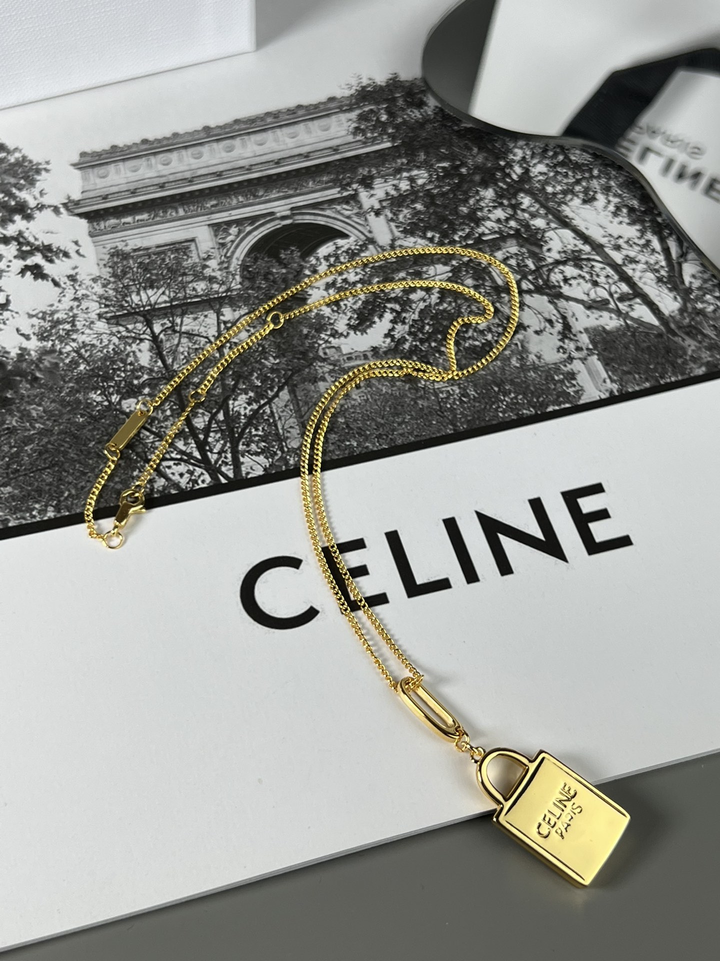 p85。Celine 手提包项链,黄铜材质,法式优雅,吊坠很精致,复古风,可以随意搭配