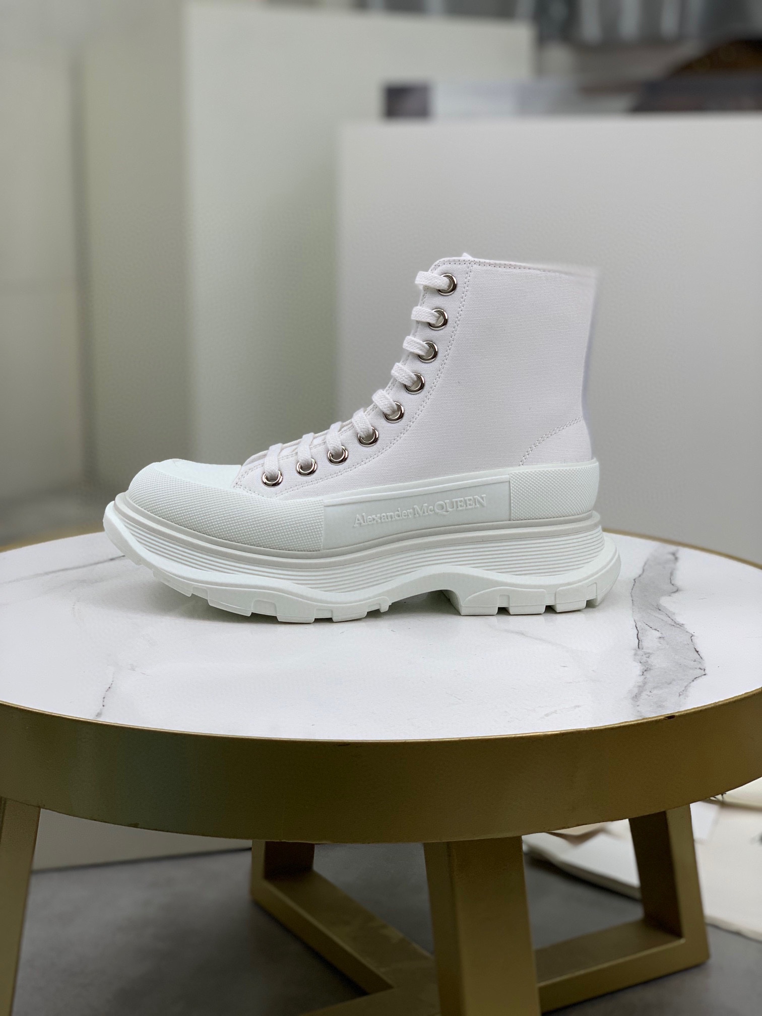 K5 Mc Queen  Alexander McQueen 麦昆 老爹鞋2021ss早秋首发最新米兰时装周T台走秀款,独特个性的设计上脚超有范,圆头的设计让脚趾得到完全的释放.超下血本, 购入多双原版拆解复刻.众多明星古力娜扎、吴磊、网红博主代言小红书爆款,专柜卖断货 面料: 牛筋布面 内里: 进口澳洲羊皮 垫脚: 进口澳洲羊皮 码数: 35-44 包装: 原版全套包装  大底：增高5公分IP发泡不发黄.轻 舒服