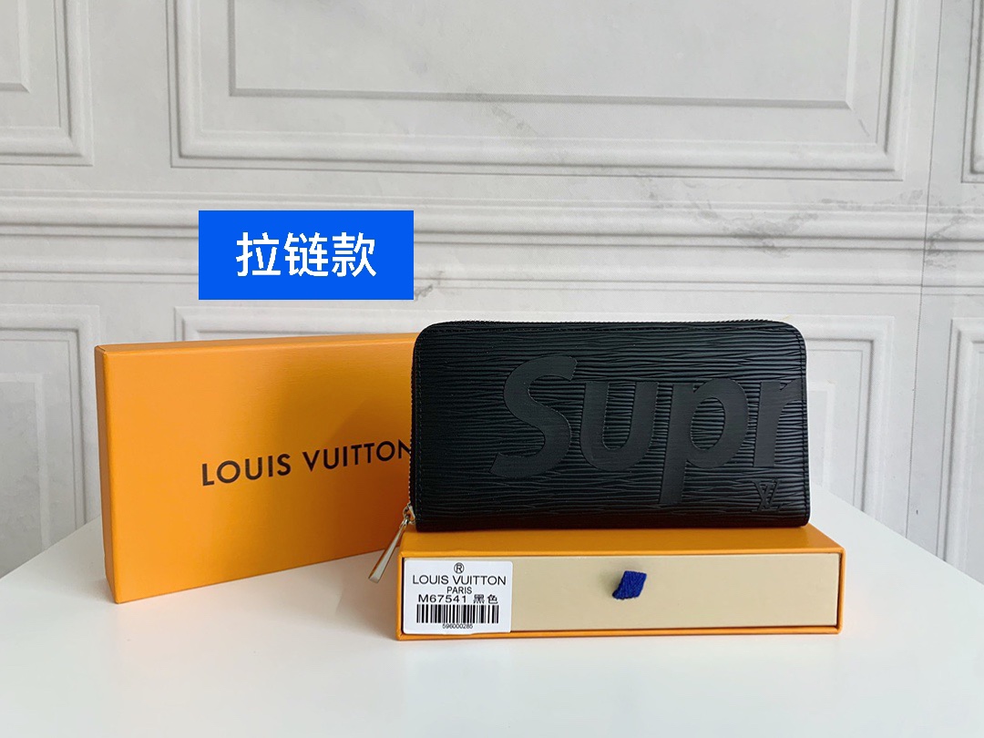 LV Supreme联名西装夹💰130【拉链款】 这个长款环绕拉链钱夹以Epi皮革制成.是旅途的理想伴侣.它不但光泽.靓丽.而且还可同时轻松容纳信用卡、票据、零钱、纸币、支票簿和一支钢笔.手感极佳且耐用.