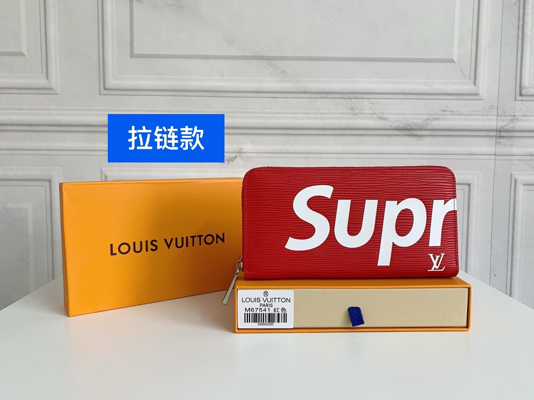 LV Supreme联名西装夹💰130【拉链款】 这个长款环绕拉链钱夹以Epi皮革制成.是旅途的理想伴侣.它不但光泽.靓丽.而且还可同时轻松容纳信用卡、票据、零钱、纸币、支票簿和一支钢笔.手感极佳且耐用.