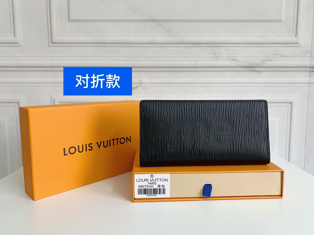 LV Supreme联名西装夹💰130【对折款】 这个长款环绕拉链钱夹以Epi皮革制成.是旅途的理想伴侣.它不但光泽.靓丽.而且还可同时轻松容纳信用卡、票据、零钱、纸币、支票簿和一支钢笔.手感极佳且耐用.