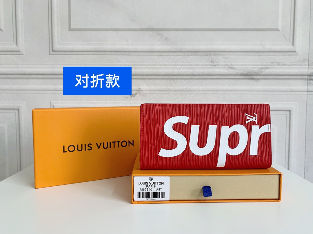 LV Supreme联名西装夹💰130【对折款】 这个长款环绕拉链钱夹以Epi皮革制成.是旅途的理想伴侣.它不但光泽.靓丽.而且还可同时轻松容纳信用卡、票据、零钱、纸币、支票簿和一支钢笔.手感极佳且耐用.