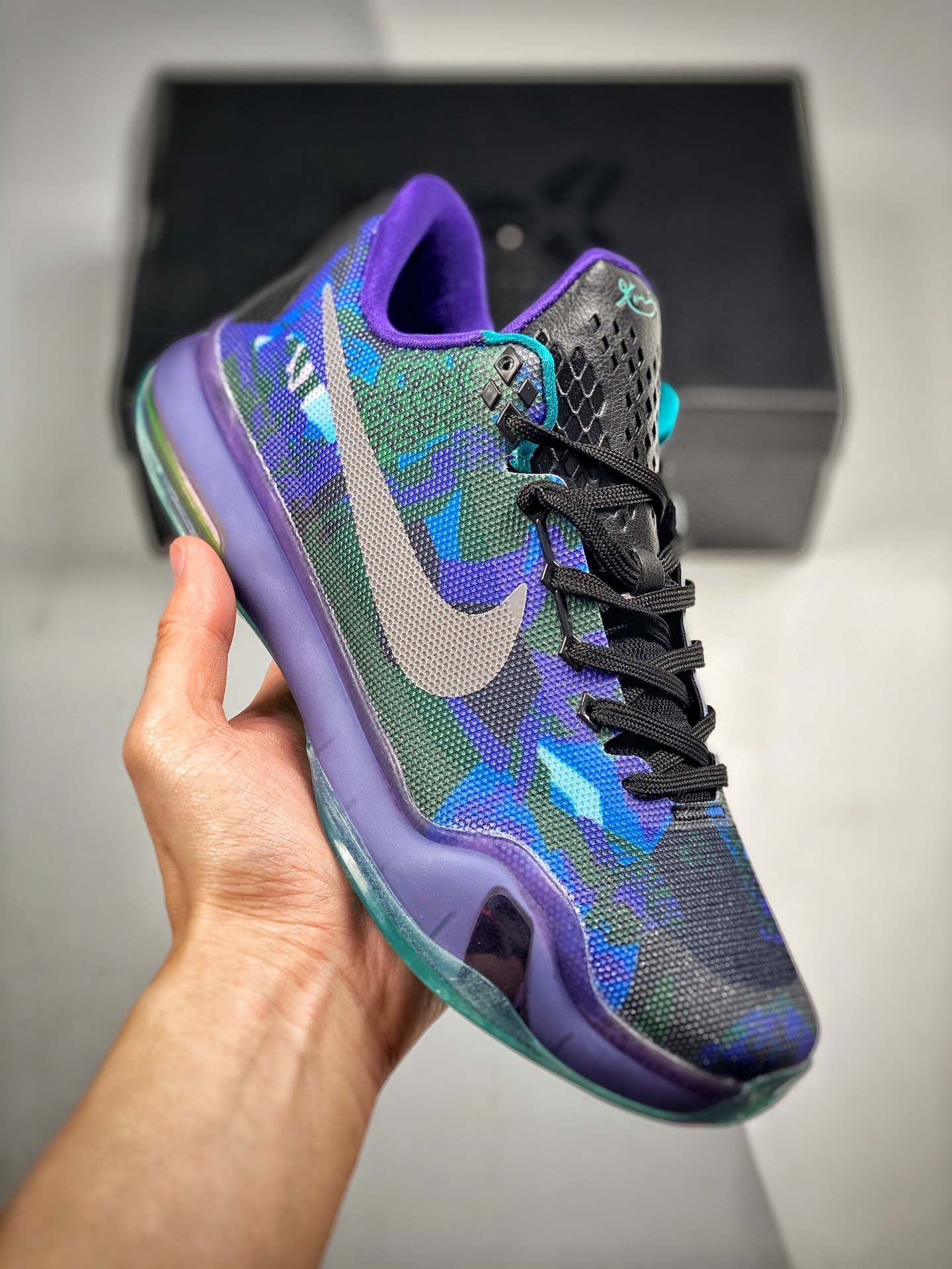-4 Nike Zoom Kobe 10, azul camuflaje, el nuevo Nike Zoom Kobe 10 llega. La parte superior está compuesta por …