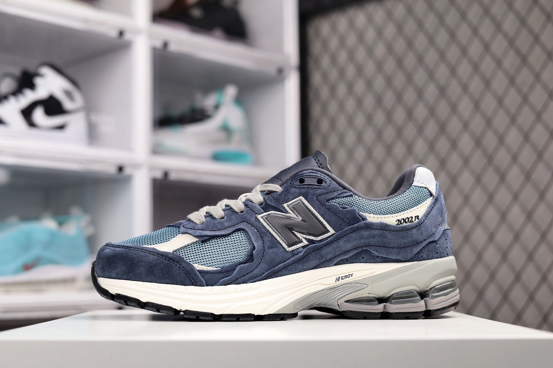 G5 New Balance 2002R 复古单品新百伦经典配色 沿袭了面世之初的经典科技，以ENCAP中底配以升级版N-ERGY缓震物料。鞋面则采用特色的柔软麂皮搭以NewBalance经典的尼龙网布，低调中还原跑鞋本真。更年轻化的设计理念与材质，让新世代青年得以用全新视角体验经典鞋款的传奇魅力883ZJR