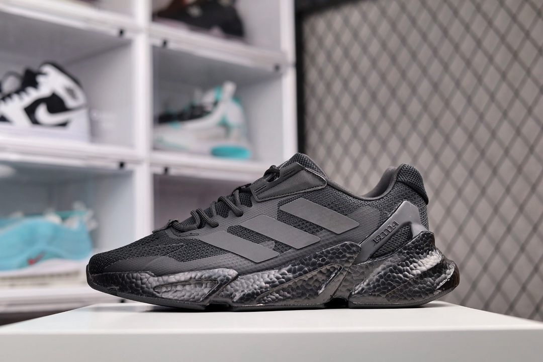 G0 Adidas Boost X F5 00L4 W全新99系列复古爆米花跑鞋整体造型极具速度感，与 Adidas ZX 系列相似的硬挺廓形。 鞋面以织面材质，搭配热固橡胶装饰，三角形贴面让鞋身呈现出满满的科技感与力量感。 中底以夸张的前后掌厚度差呈现，锯齿状廓形，后跟向外大幅延伸，设计非常拉风。 另外，这双鞋的外底花纹构成也非常独特，致密的小方格纹深浅不一。 前掌外沿还配有特殊处理的稳固模块，搭配 Boost 中底材质×336XQ