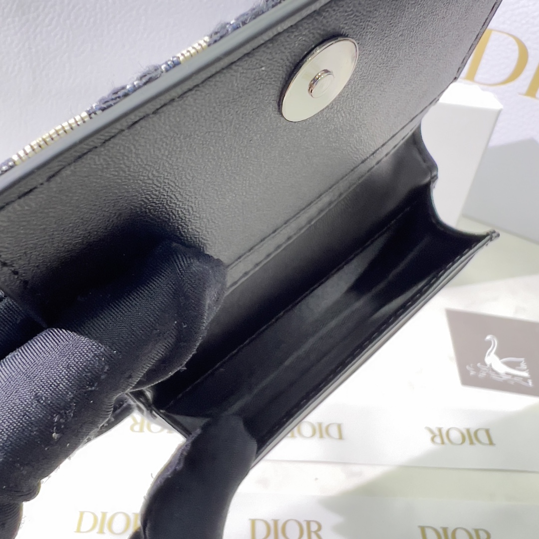 Dior 2022春款火爆登场 名片夹卡包实用而 采用 Oblique 印花面料精心制作