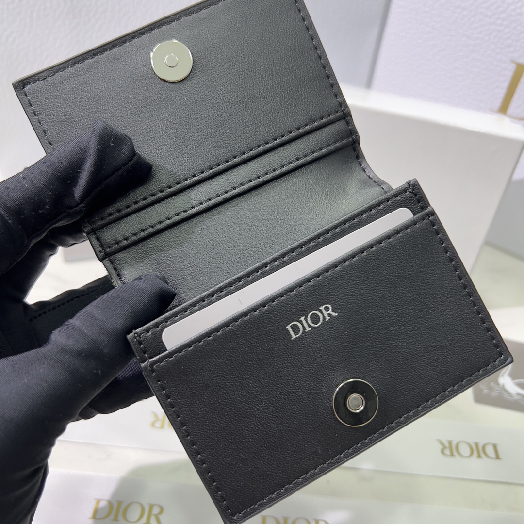 Dior 2022春款火爆登场 名片夹卡包实用而 采用 Oblique 印花面料精心制作