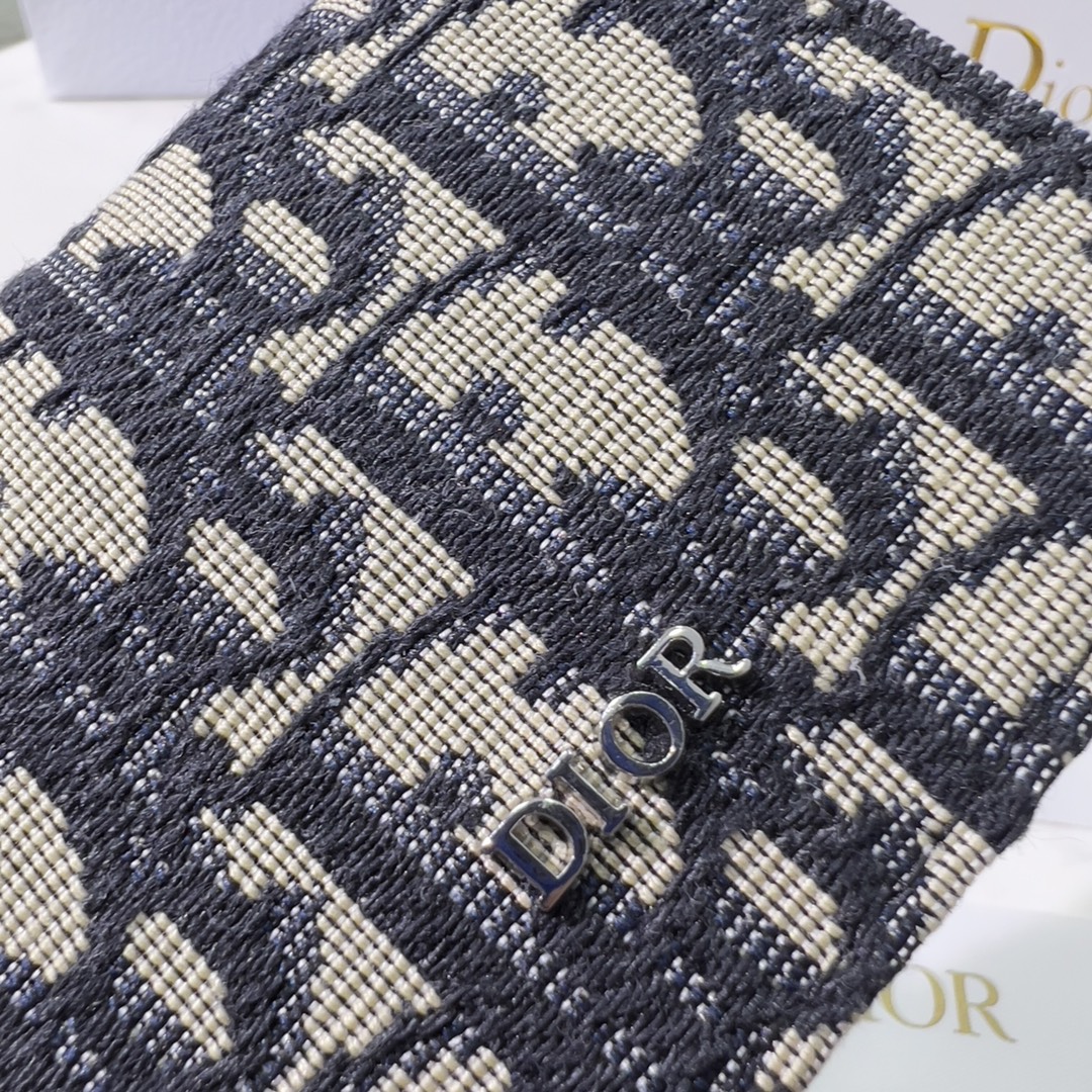 Dior 2022春款火爆登场 名片夹卡包实用而 采用 Oblique 印花面料精心制作