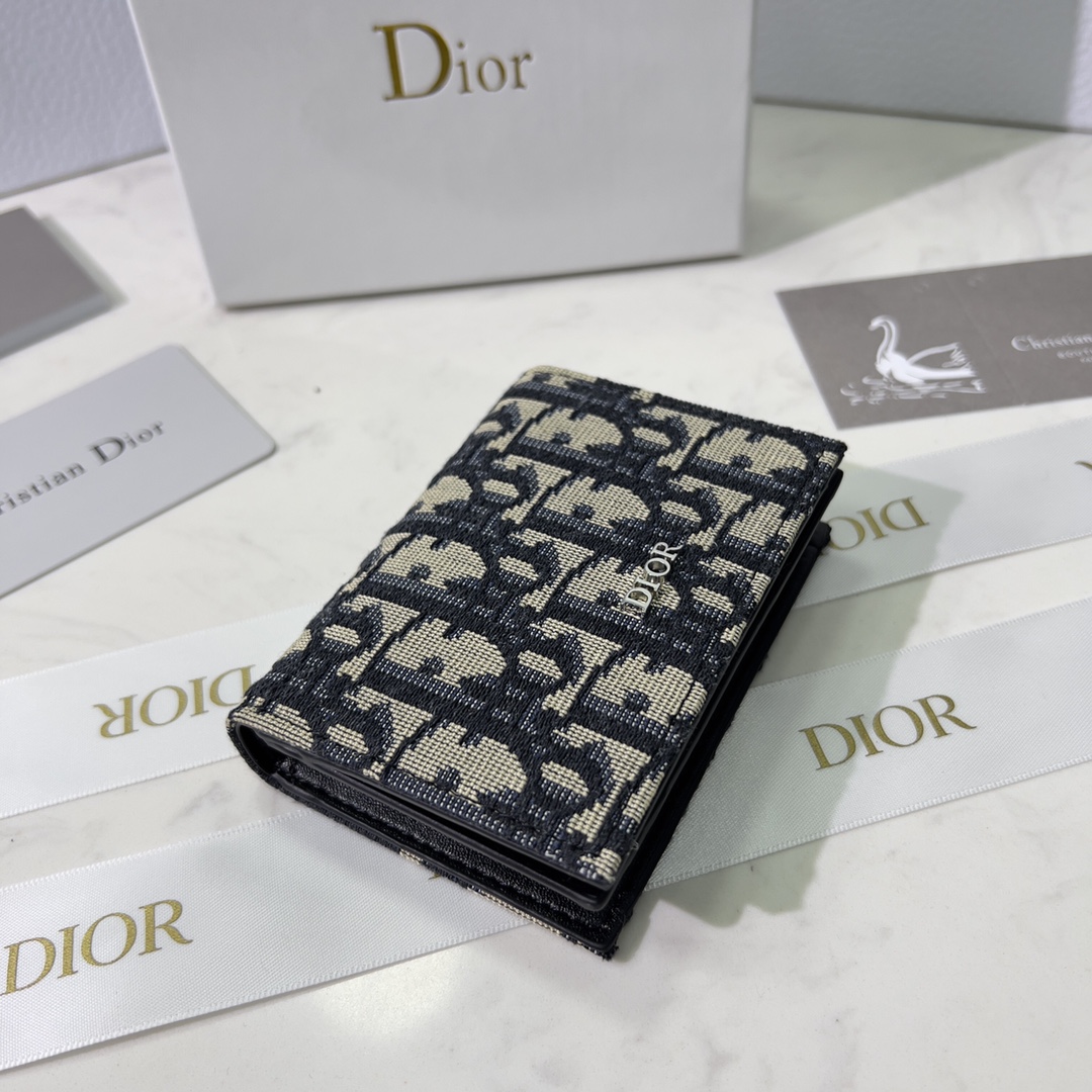 Dior 2022春款火爆登场 名片夹卡包实用而 采用 Oblique 印花面料精心制作