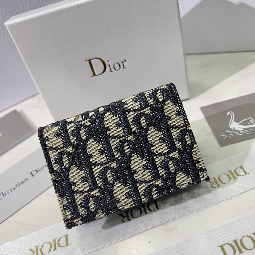 Dior 2022春款火爆登场 名片夹卡包实用而 采用 Oblique 印花面料精心制作