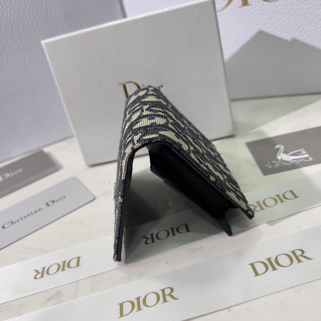 Dior 2022春款火爆登场 名片夹卡包实用而 采用 Oblique 印花面料精心制作