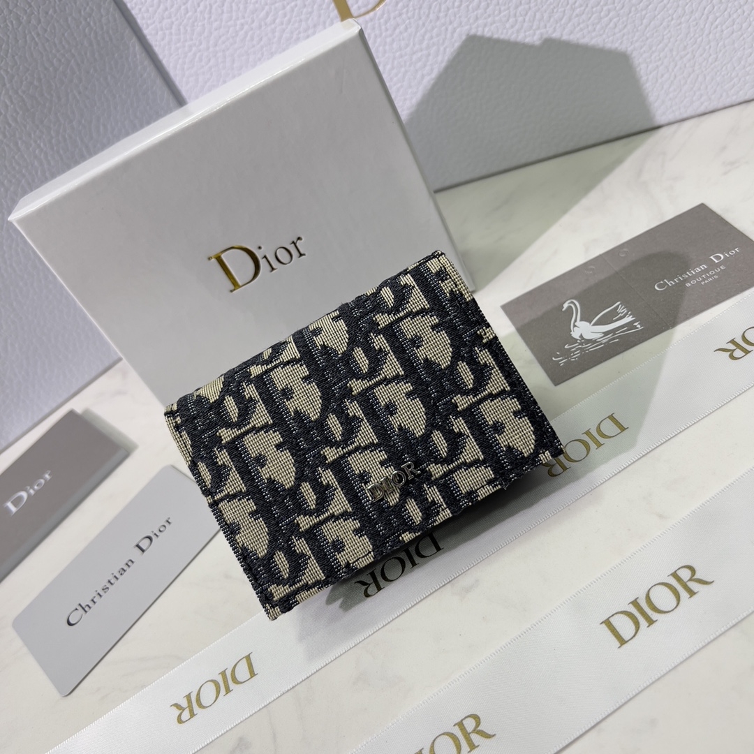 Dior 2022春款火爆登场 名片夹卡包实用而 采用 Oblique 印花面料精心制作