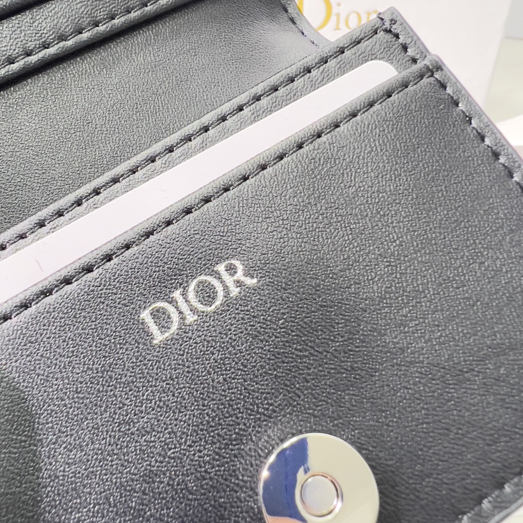 Dior 2022春款火爆登场 名片夹卡包实用而 采用 Oblique 印花面料精心制作