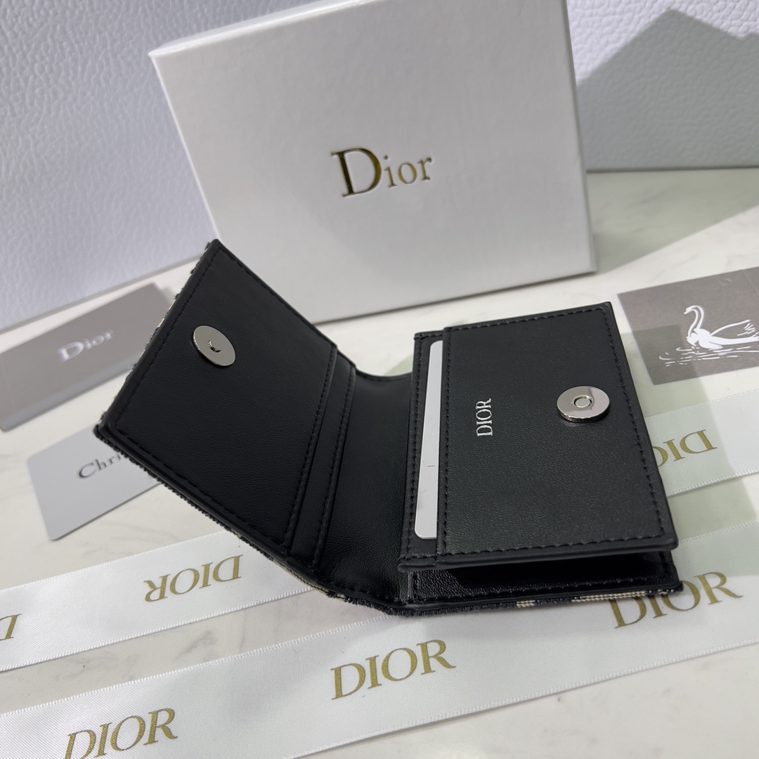 Dior 2022春款火爆登场 名片夹卡包实用而 采用 Oblique 印花面料精心制作