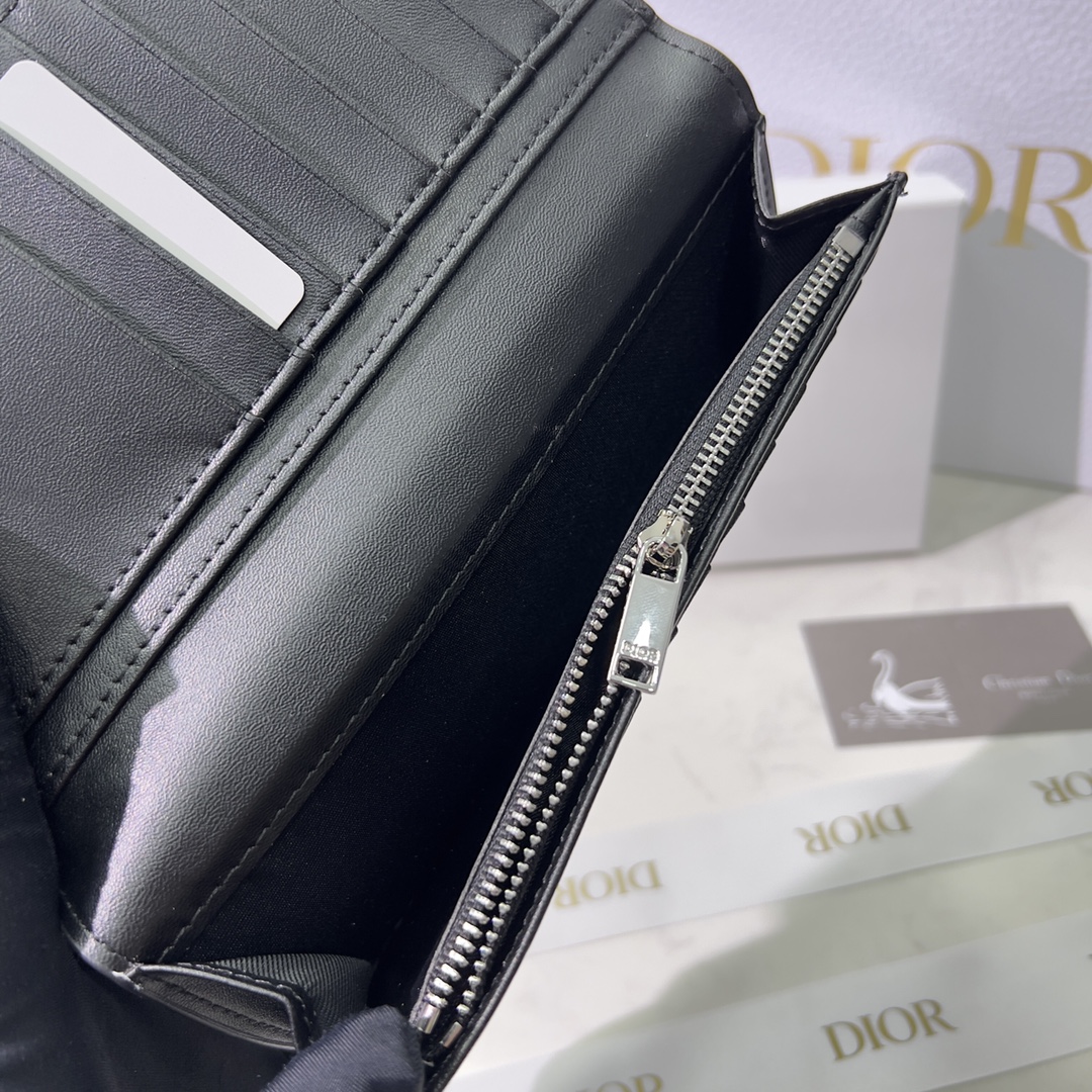 Dior 长款卡包 秋冬新款火爆登场 ，精湛手工制作， 摄，男女统用 尺寸：17.5×8.5×1.5cm
