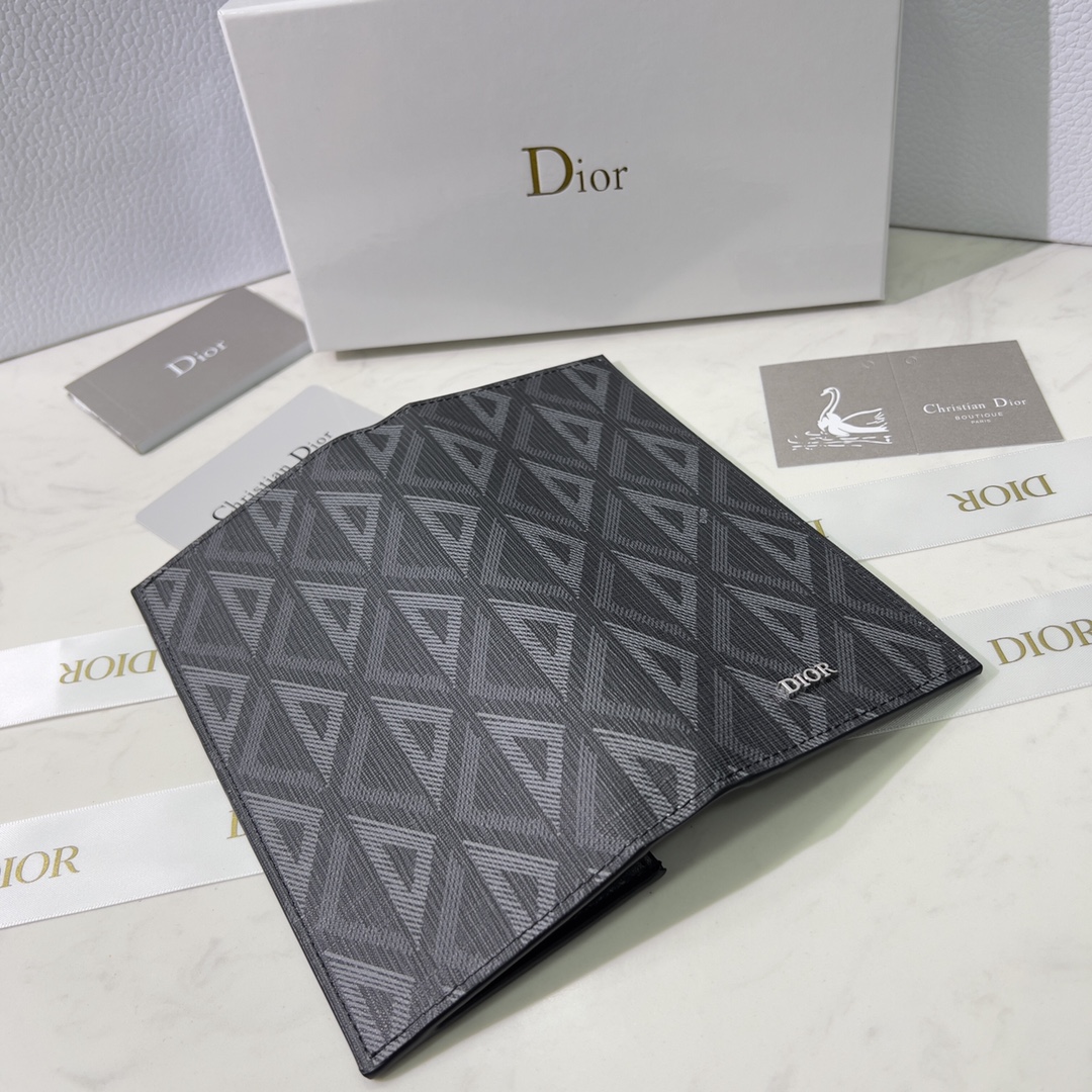 Dior 长款卡包 秋冬新款火爆登场 ，精湛手工制作， 摄，男女统用 尺寸：17.5×8.5×1.5cm