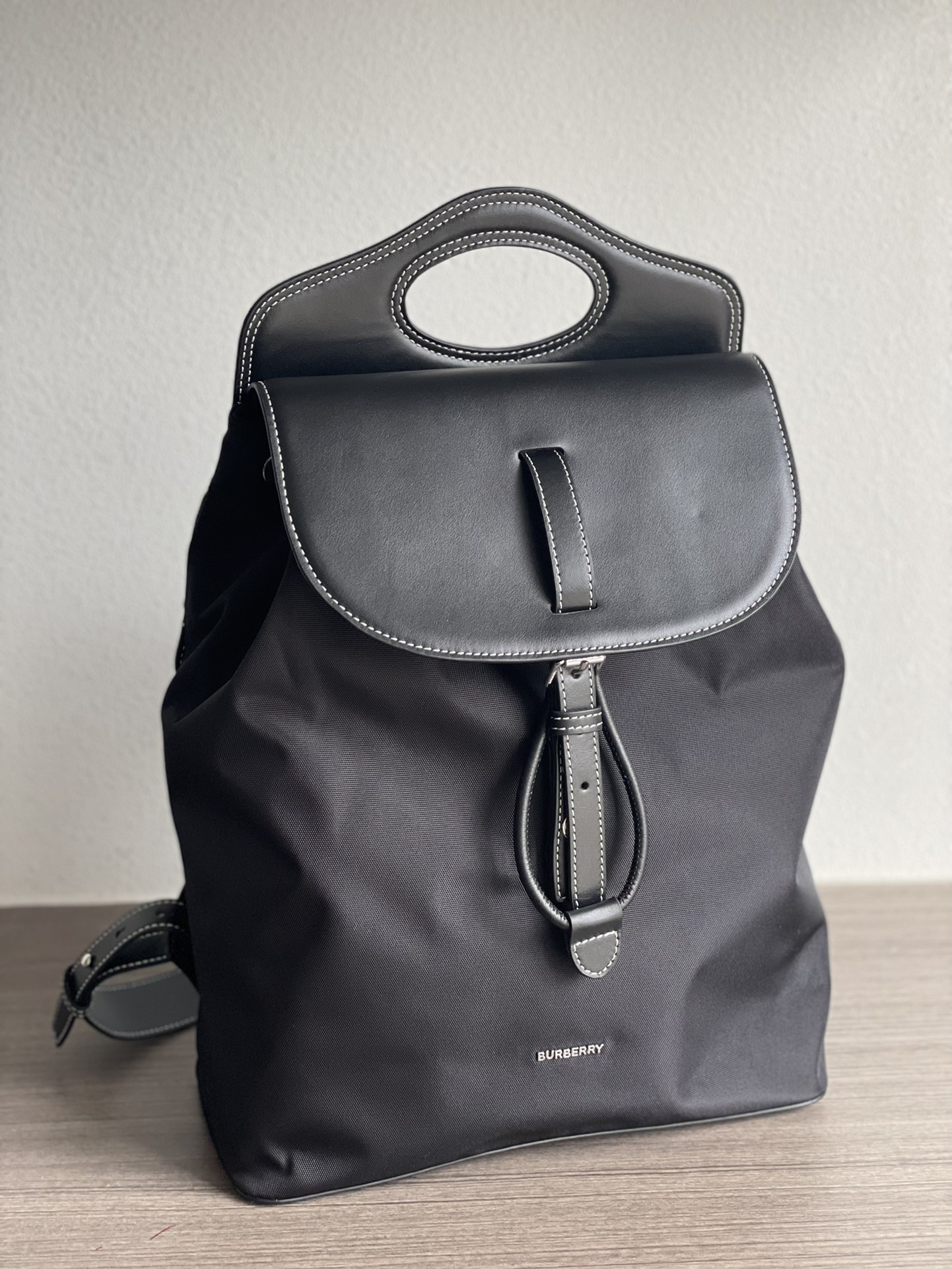 [Backpacks]Made of selected nylon materials Pair with open-thread leather fabr