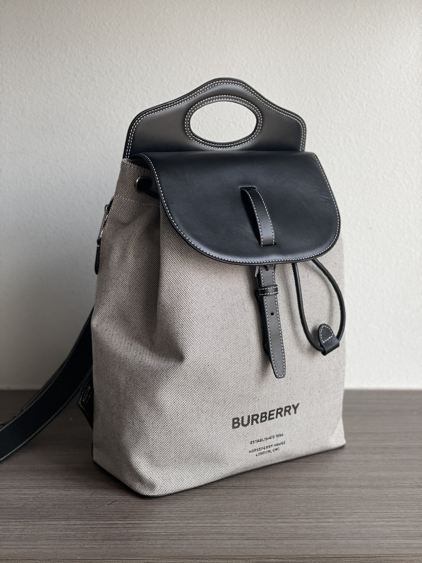 [Backpacks]Hollowed-out details and lifting handles show fashion and simplicit
