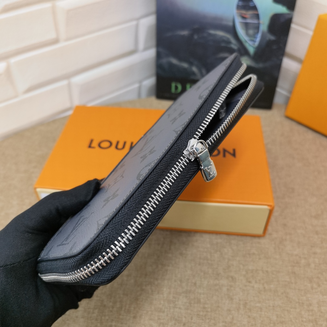 Model carrying the long leather wallet