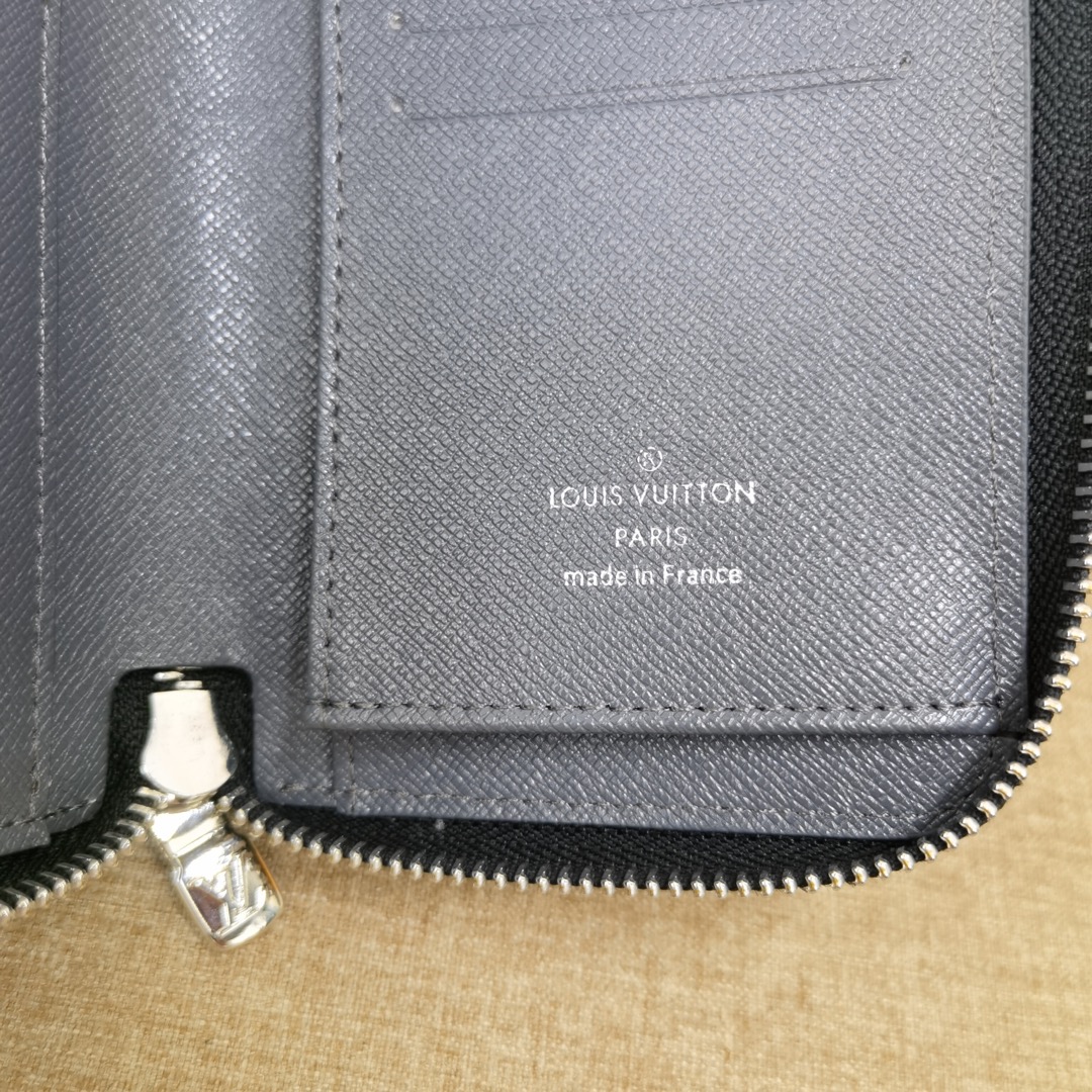 Long leather wallet with cards and cash