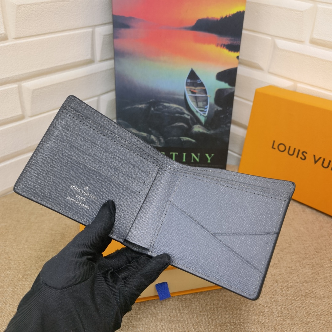 Luxury Leather Wallet - Size Comparison