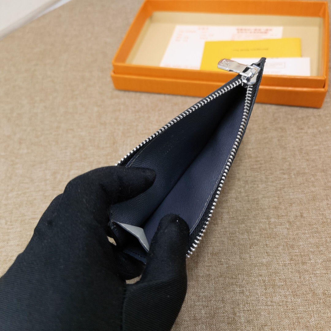 Texture of the leather card holder