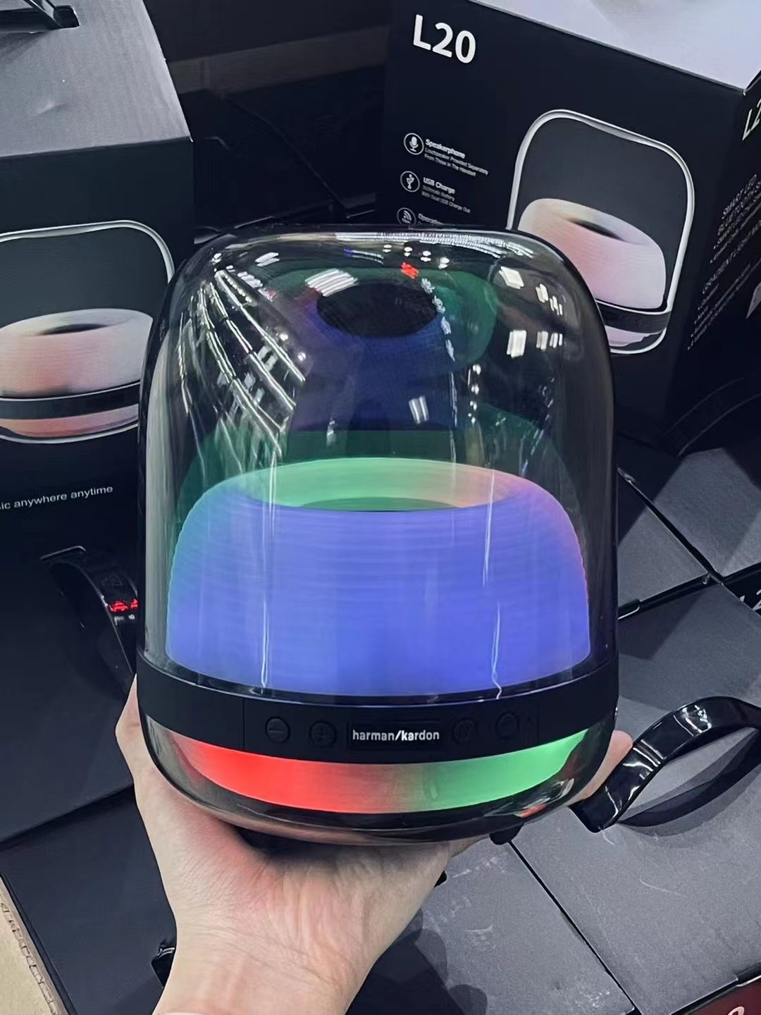 哈曼卡顿4代水晶音箱 （Harman Kardon） Aura Studio4音乐琉璃4代 360度立体声 桌面蓝牙音箱 低音炮 电脑音响

售后退换条件：产品都是全新产品 非质量问题不可退换 质量问题可收到货三天之内支持退换货（音响膜不撕的前提下） 其余情况壳料保护好售后三个月免费换新！