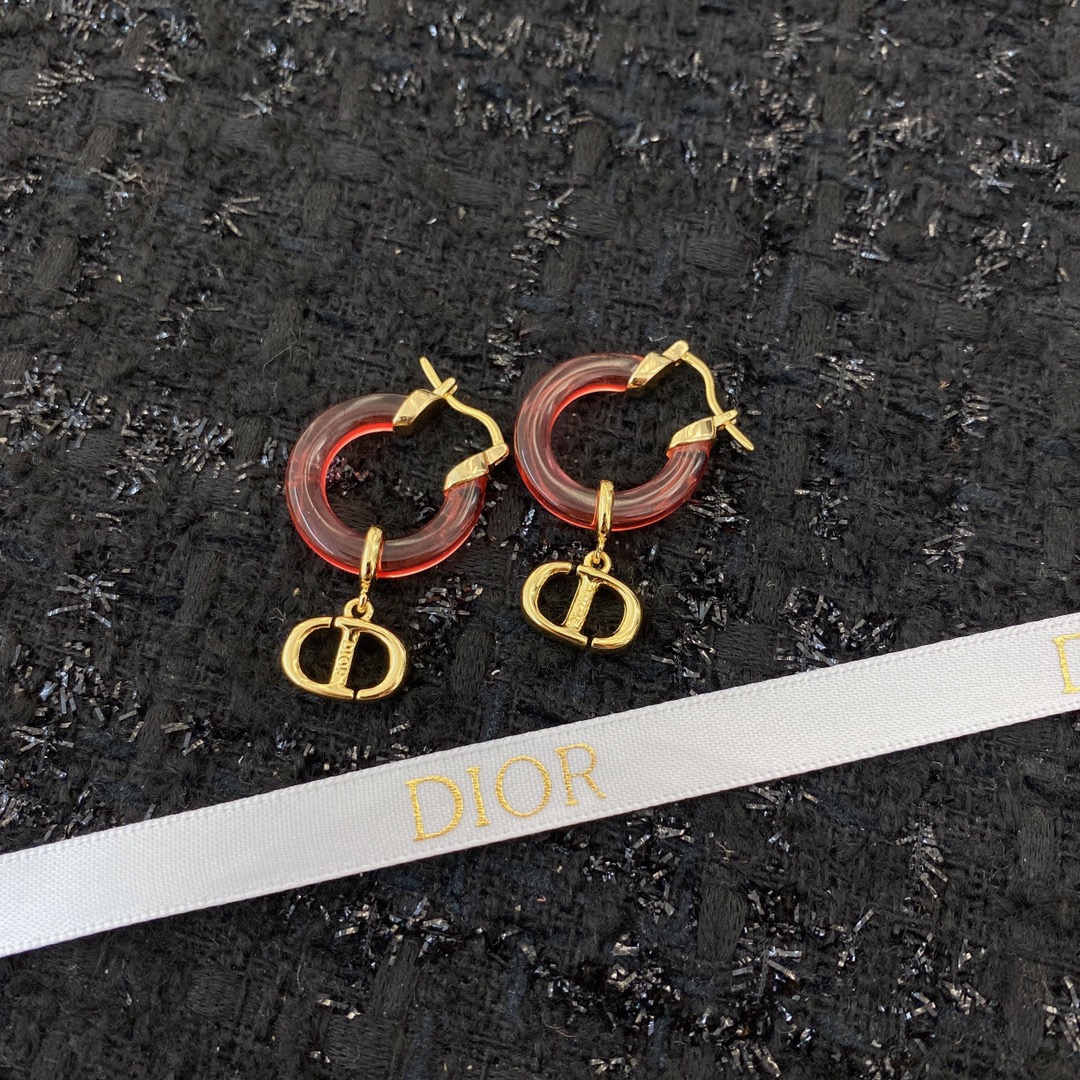  编码E1815   
🛍耳钉热销款火爆上新❣
🛍同步专柜‼️独家高端品质实拍图‼️代购级别‼️做工精致