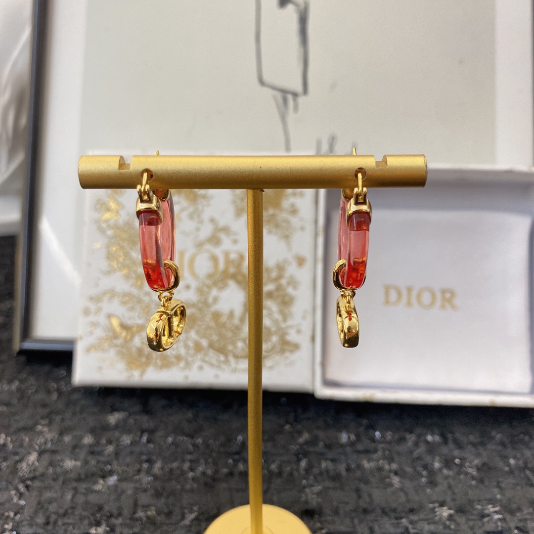  编码E1815   
🛍耳钉热销款火爆上新❣
🛍同步专柜‼️独家高端品质实拍图‼️代购级别‼️做工精致