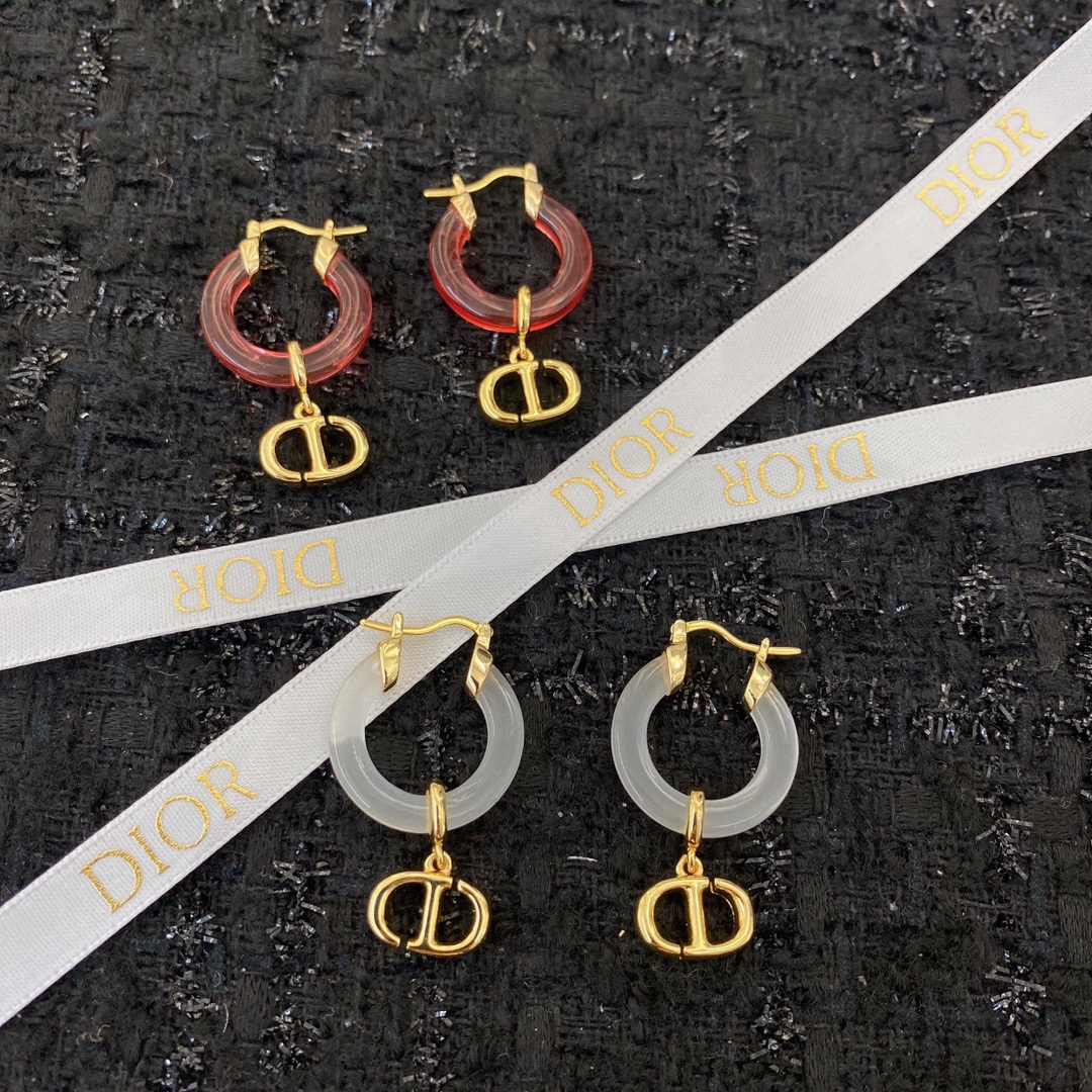  编码E1815   
🛍耳钉热销款火爆上新❣
🛍同步专柜‼️独家高端品质实拍图‼️代购级别‼️做工精致