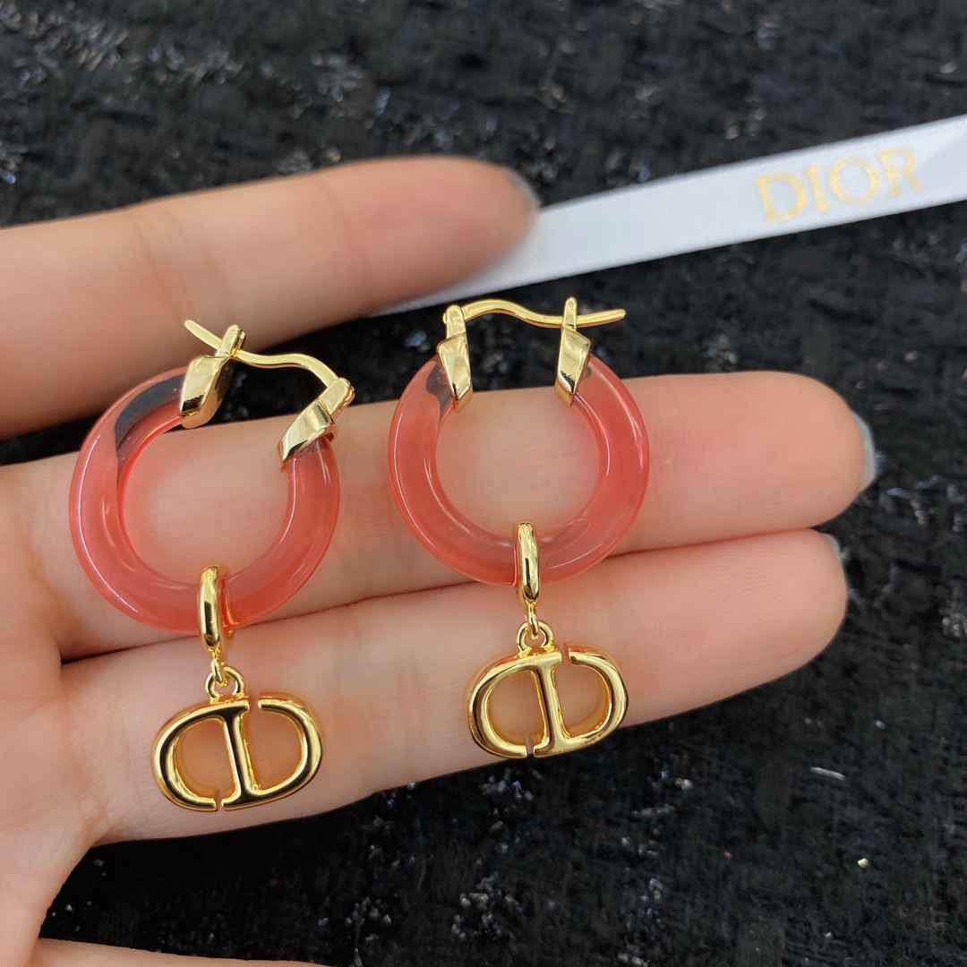  编码E1815   
🛍耳钉热销款火爆上新❣
🛍同步专柜‼️独家高端品质实拍图‼️代购级别‼️做工精致