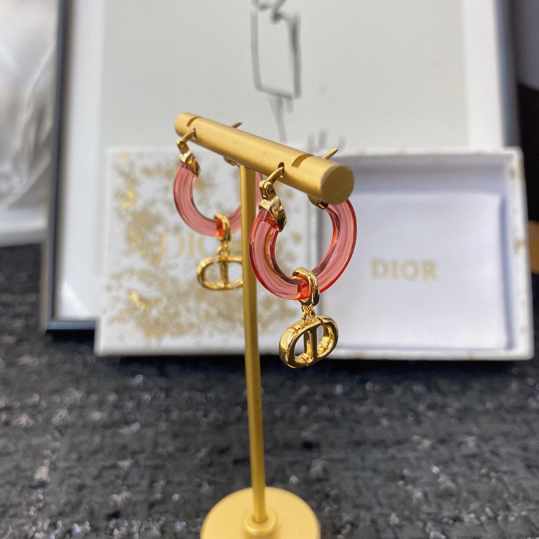  编码E1815   
🛍耳钉热销款火爆上新❣
🛍同步专柜‼️独家高端品质实拍图‼️代购级别‼️做工精致