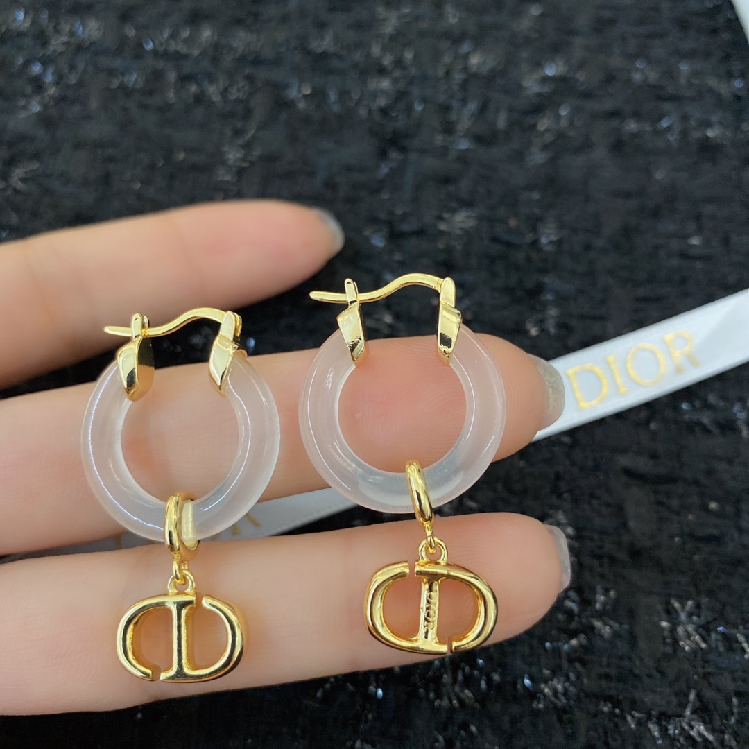  编码E1815   
🛍耳钉热销款火爆上新❣
🛍同步专柜‼️独家高端品质实拍图‼️代购级别‼️做工精致