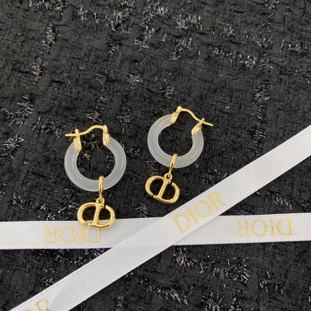  编码E1815   
🛍耳钉热销款火爆上新❣
🛍同步专柜‼️独家高端品质实拍图‼️代购级别‼️做工精致