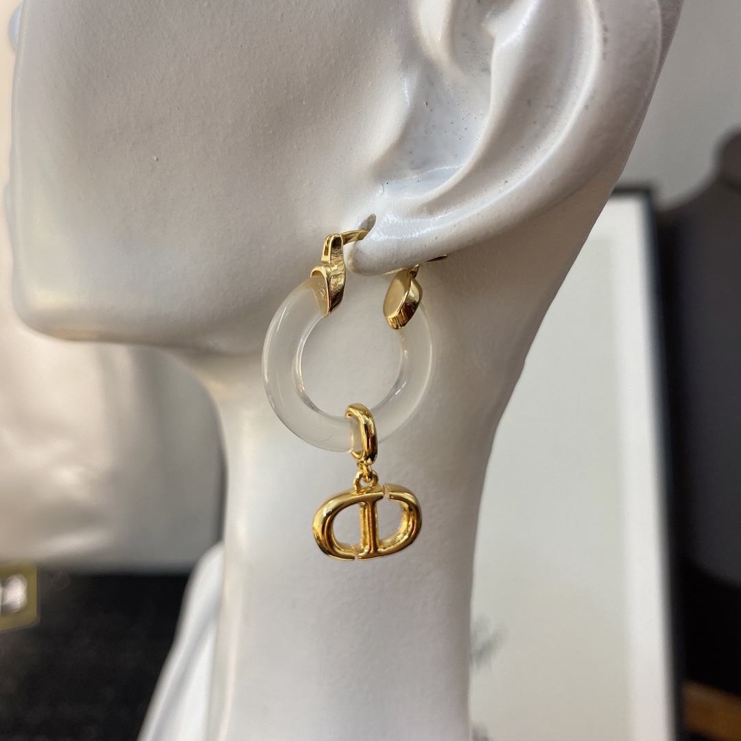  编码E1815   
🛍耳钉热销款火爆上新❣
🛍同步专柜‼️独家高端品质实拍图‼️代购级别‼️做工精致