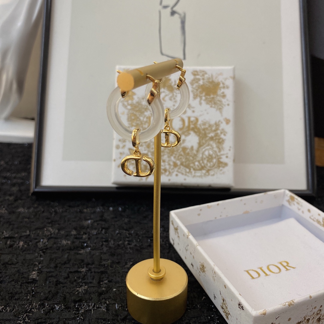  编码E1815   
🛍耳钉热销款火爆上新❣
🛍同步专柜‼️独家高端品质实拍图‼️代购级别‼️做工精致