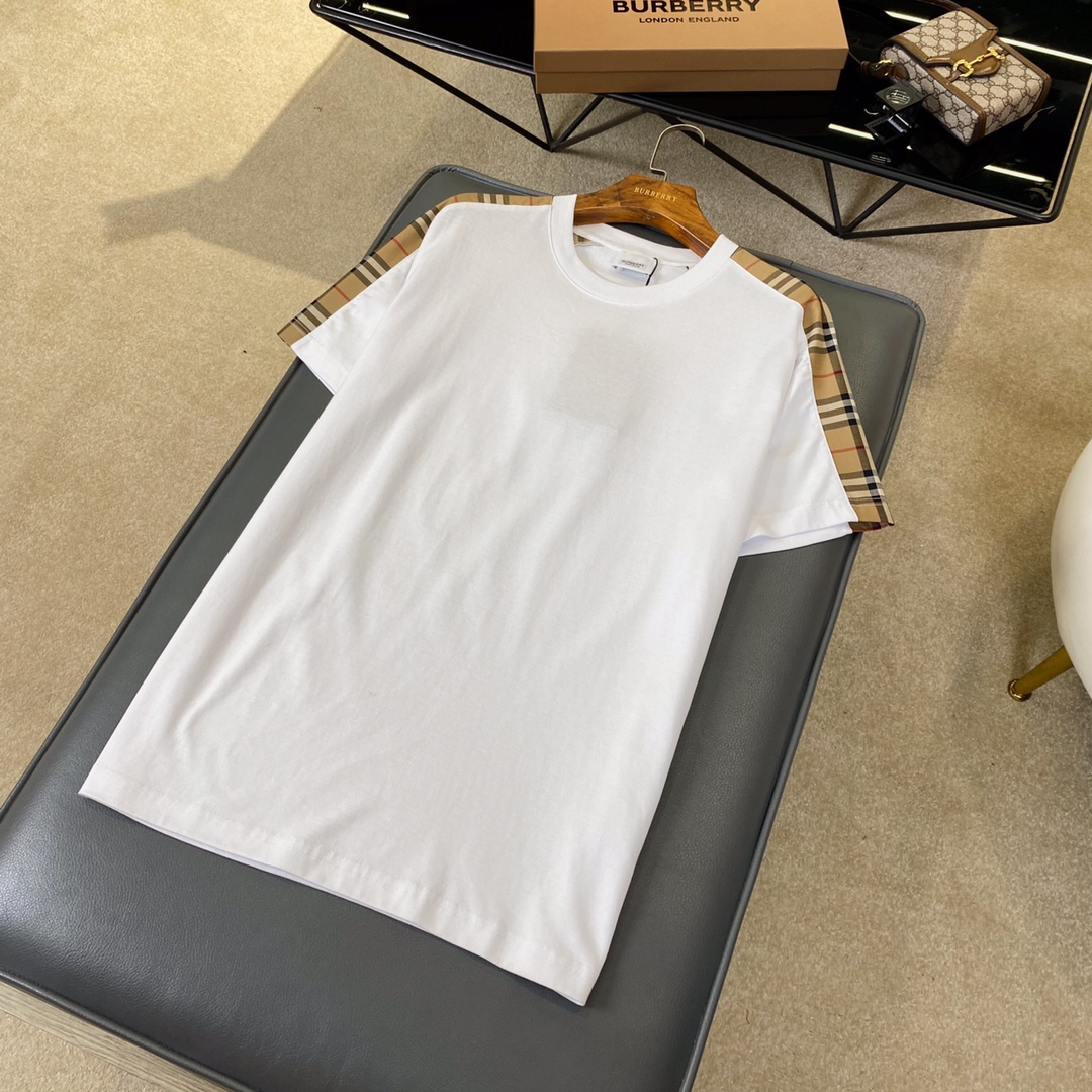 NO:786913,Product code 001088 Side plaid splicing cotton loose T-shirt (with full set of packaging) [BUR's top product, the treasure of the store] [Ready stock in seconds] Spring and summer series, classic plaid design, high-end versatile style, same style for men and women, cotton round neck short sleeves BUR's trump channel kills all versions on the market. It can only be said that it is not on the same level at all, no matter in terms of material, detail restoration and craftsmanship.  We are not afraid of any challenges, just to provide you with wonderful products. Loose-fitting T-shirts are made of plain weave cotton fabrics, with classic plaid design and overall loose fit configuration. They are more youthful and sporty, highlighting the fashion sense of modern cities. The upper body is colorful, the effect is excellent, and the matching is worry-free and labor-saving. Whether it is leisure sports or high street travel, it can be easily controlled!  !  The overall touch of the pure cotton high-count fabric is extremely comfortable, and the skin-friendly effect is also excellent. The OV version also has a perfect dressing effect, which perfectly meets the needs of various wearing occasions. It is extremely extraordinary, the grade and charm are extremely outstanding, and it can better highlight the brand specifications and your pursuit of fashion!  !  As a fan of bbr, this should be a style not to be missed. All the items are now in stock, so everyone is ready to buy them for themselves!  !  There are three sizes: S, M, L, Xl, and XXL. For size data, please go to the size chart to view Burberry-clothing, burberry, T-shirt,19860909品编码001088 侧边格纹拼接棉质宽松T 恤衫（配全套包装）【BUR王牌尖货,镇店之宝】【现货秒发】春夏系列,经典的格纹裁片设计,高端百搭大气款,男女同款棉质圆领短袖 BUR王牌渠道 秒杀市面上一切版本 只能说根本就不是一个级别的存在 不管是材质还是细节还原度以及工艺制作方面 不惧任何挑战,只为给大家奉献绝妙产物 宽松版型的 T 恤衫,采用平织棉质面料打造, 经典格纹裁片设计,整体宽松的版型配置,更具青春运动风格,凸显现代都市的时尚感,上身大气出彩,效果极佳,搭配更是省心省力,无论是休闲运动还是高街出行,都能轻松驾驭！！ 纯棉的高支数面料整体的触感极为舒适,亲肤效果也是极佳.且OV版型方面也是完美穿搭效果,完美的符合各种穿搭场合的所需.极为非凡,档次与魅力更是极为的出色亮眼,更能够彰显品牌规格与你对于时尚的追求！！ 作为bbr的粉丝,应该是不容错过的款式,现货均已入仓,大家自己抢购！！ 码数有三个S、M、L、Xl、XXL 尺码数据请移步尺码表查看,博柏利-服装,burberry,T-shirt,,Women's clothing
