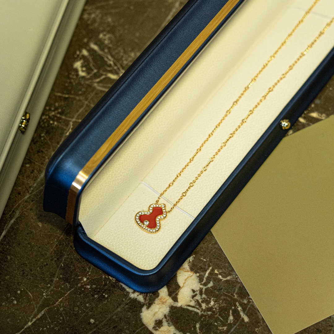 (中号版)
🆕全新 wulu Legend系列葫芦项链，熠熠生辉的葫芦造型与精致璀璨的玫瑰金、钻石与红搪