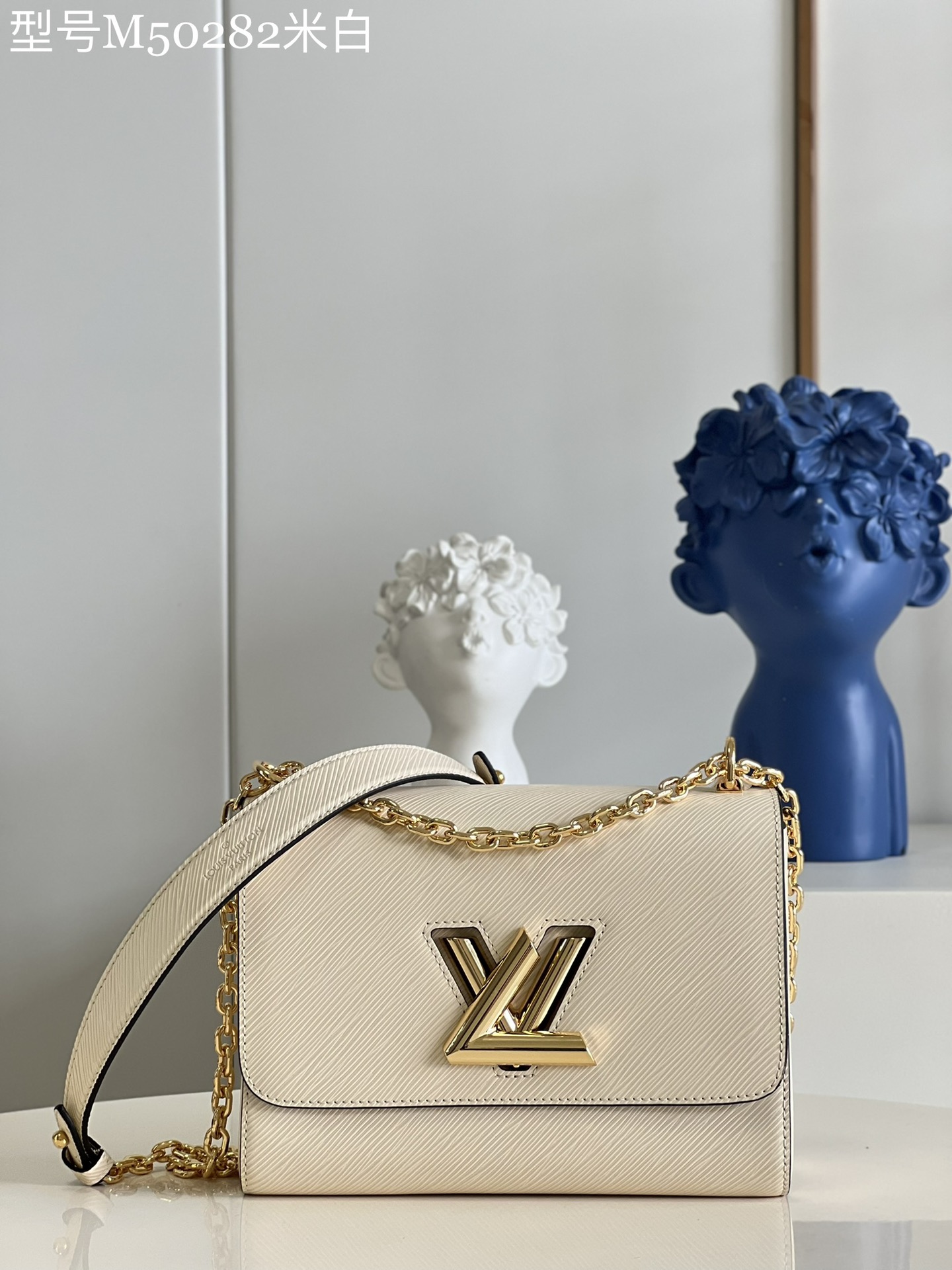 NO:398593,【Exclusive real photo M50282 m white】M50280 M59761 Twist chain bag in 2015 Cruise Early Spring Series announced the neoclassical style for the first time. This medium-sized handbag is made of the brand's iconic Epi leather, embellished with the LV Twist twist lock like a sculpture, releasing the dazzling luster of metal. The wavy bottom hidden capacity mystery; the sliding chain shoulder strap folds or unfolds to achieve the shoulder or crossbody experience, and attend day and night with a beautiful temperament. Detailed features 23 x 17 x 9.5 cm (length x height x width) p.850, LV [original leather], louis vuitton19860909【独家实拍M50282米白】M50280 M59761 Twist 链条包于 2015 Cruise 早春系列首次宣告新古典主义风尚.此款中号手袋取材品牌标志性 Epi 皮革,点缀宛如雕塑的 LV Twist 扭锁,释放金属的耀目光泽.波浪形包底暗藏容量玄机；滑链肩带折叠或展开,实现肩背或斜挎体验,以唯美气质出席昼夜场合.详细特征23 x 17 x 9.5 厘米 (长度 x 高 x 宽) p.850,LV【原厂皮】,louis vuitton,Bag
