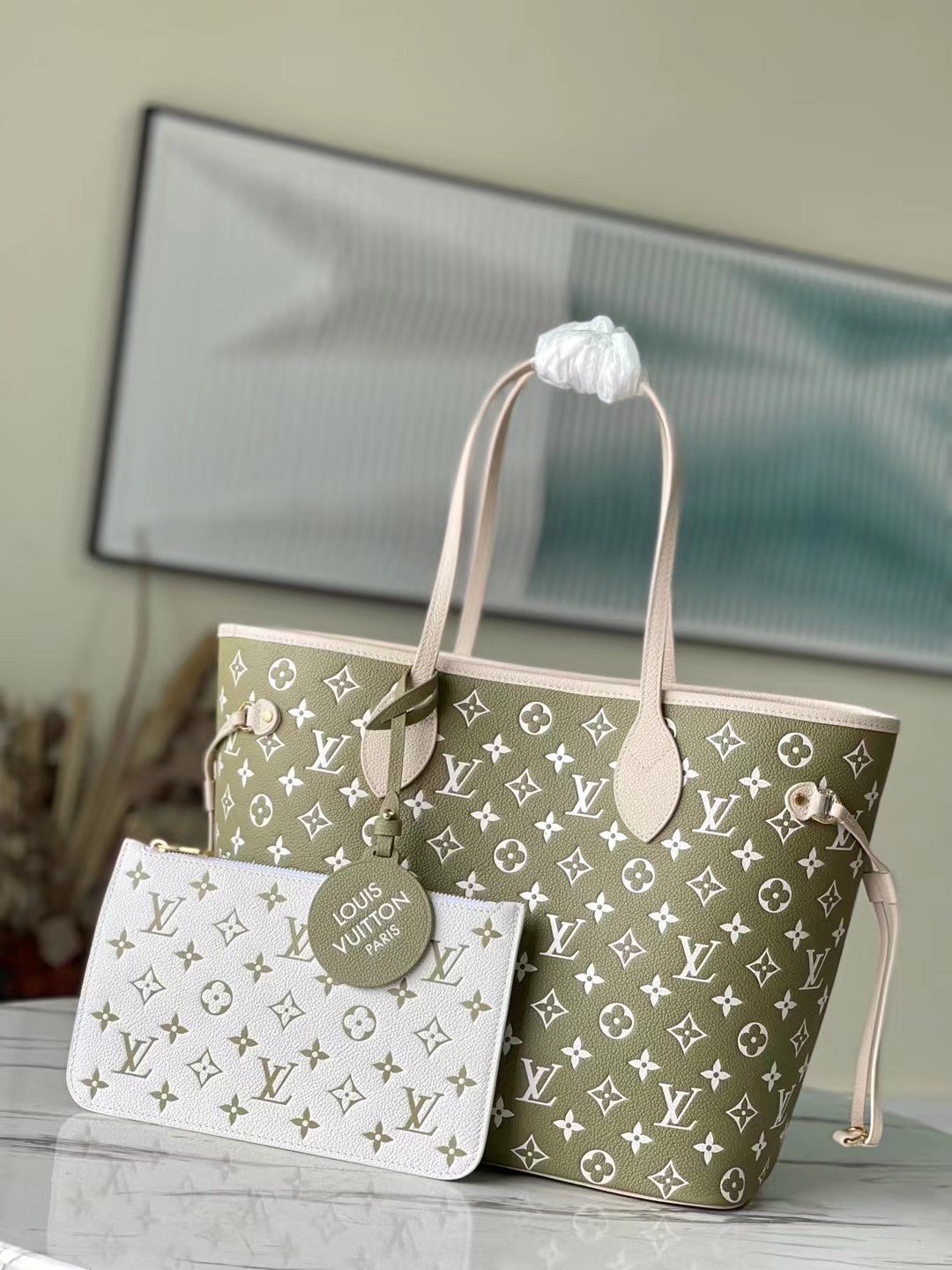 this Neverfull MM tote bag is crafted from supple cowhide leather boldly - Bag