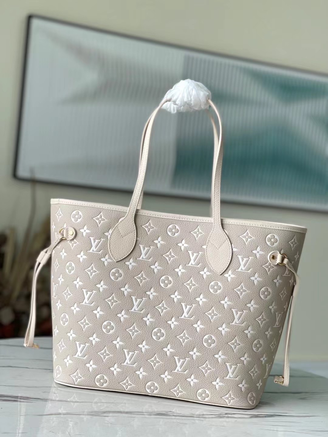 this Neverfull MM tote bag is crafted from supple cowhide leather boldly - Bag 3