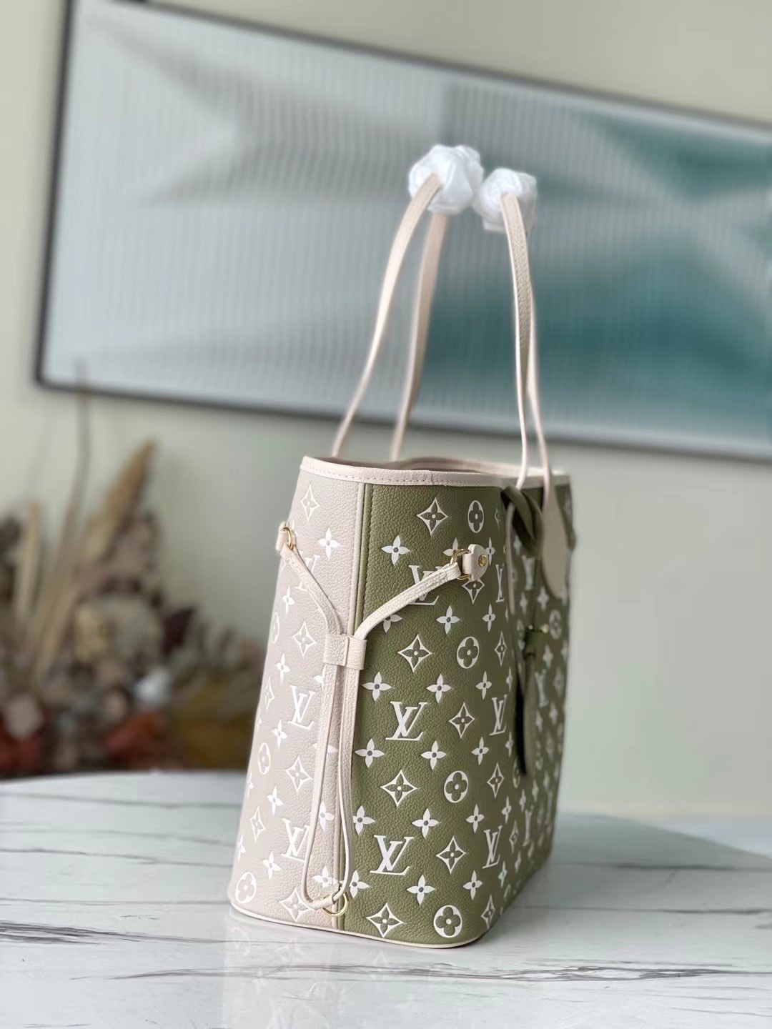 this Neverfull MM tote bag is crafted from supple cowhide leather boldly - Bag 2