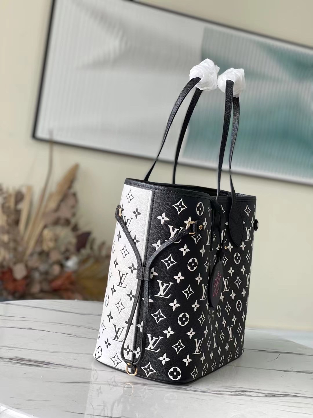this Neverfull MM tote bag is crafted from supple cowhide leather boldly - Bag 2