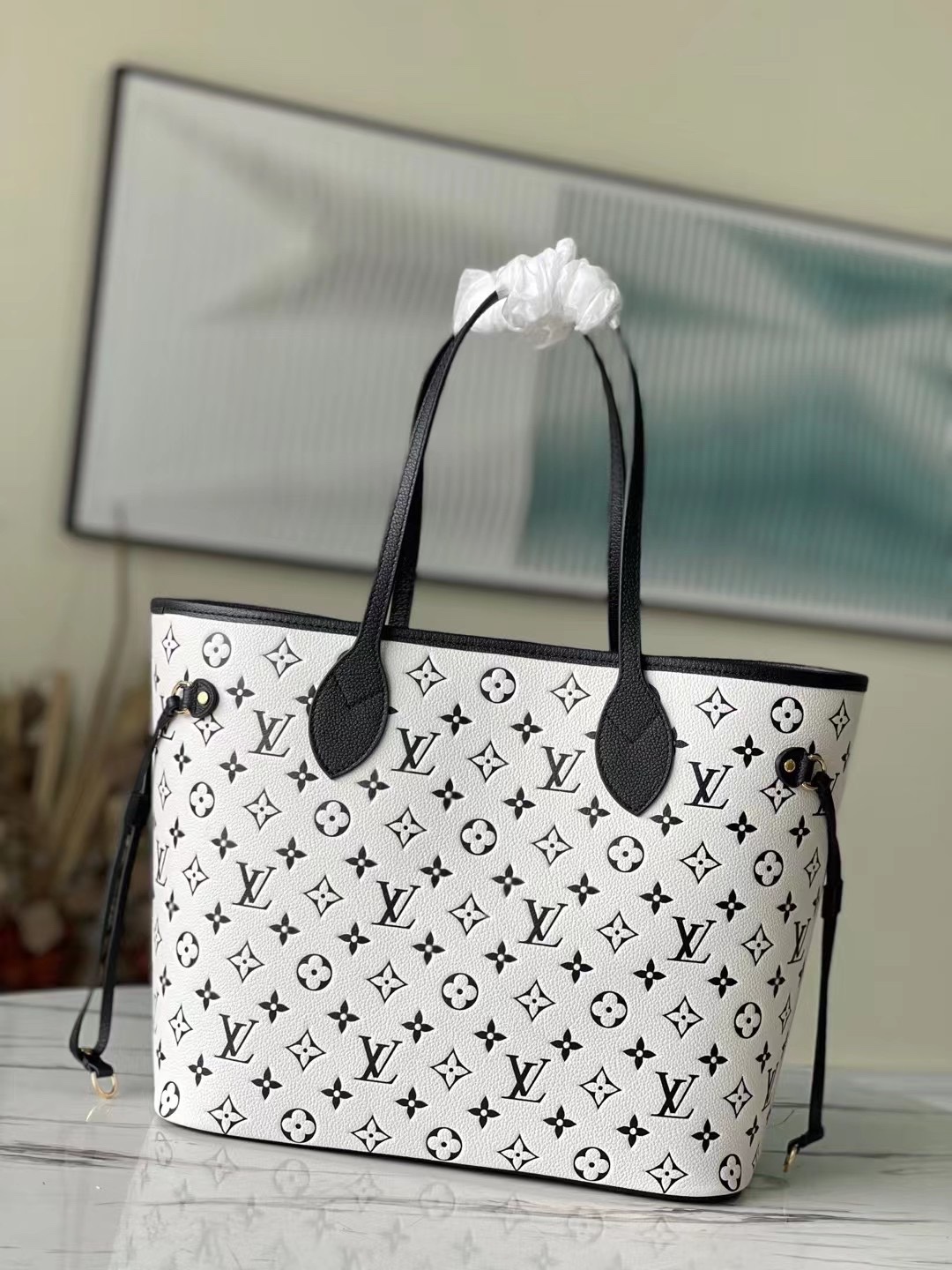 this Neverfull MM tote bag is crafted from supple cowhide leather boldly - Bag 3
